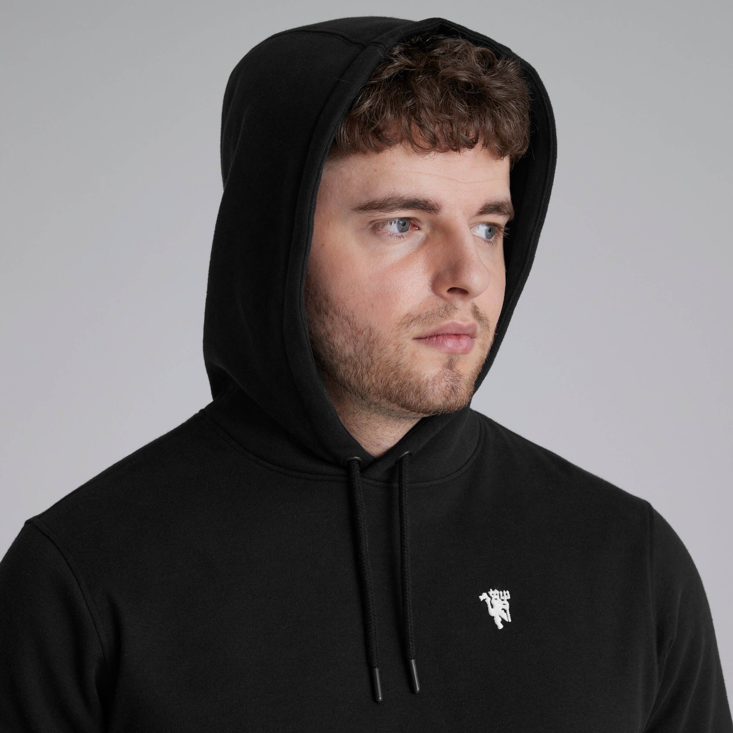 Manchester United Devil Essentials Overhead Hoodie Black Noir Détail [5-5]