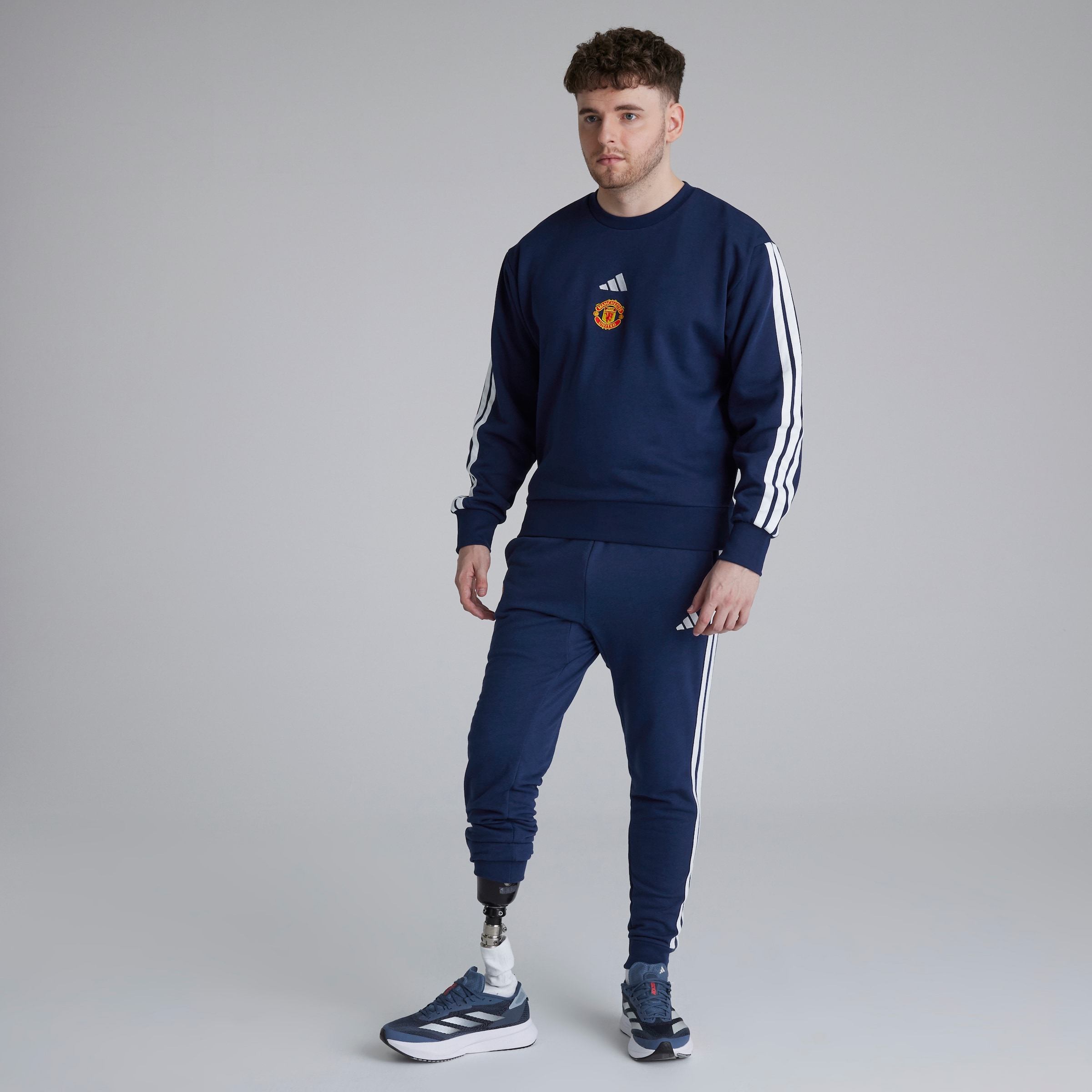 Manchester United x adidas Essentials 3-Stripes French Terry Joggers Blue Bleu Détail [3-6]