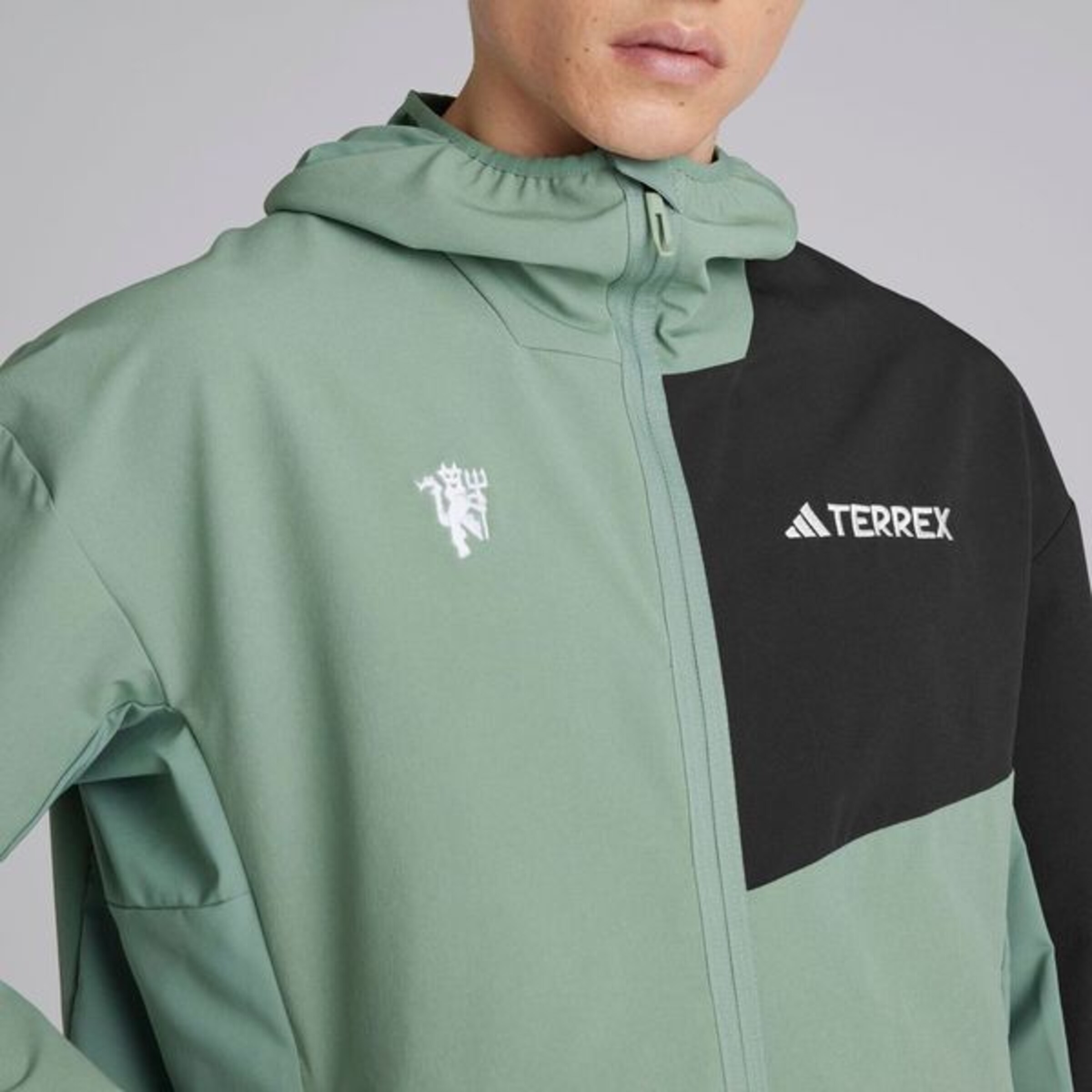 Manchester United x adidas Terrex Multi Softshell Jacket Green Green Detail [4-4]