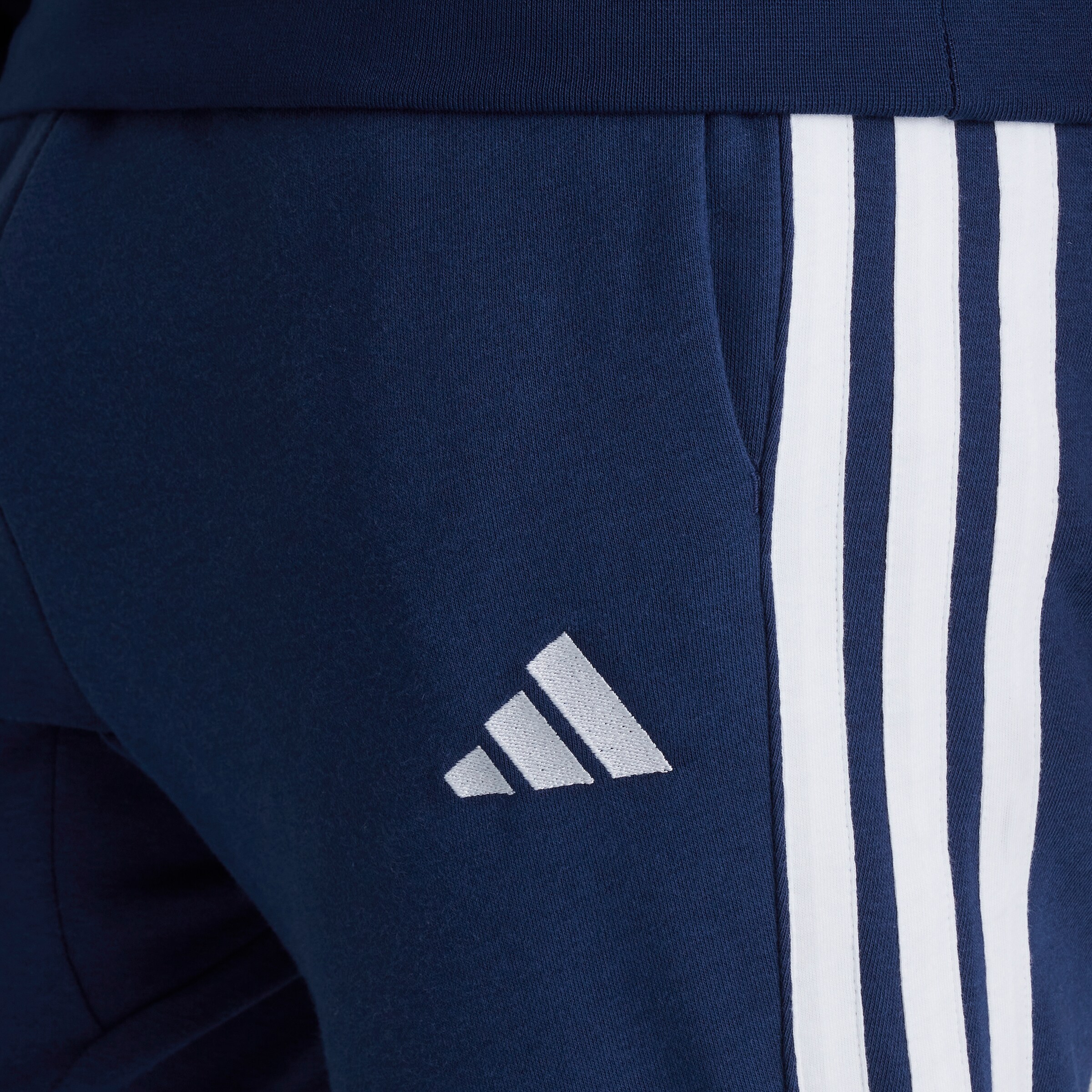 Manchester United x adidas Essentials 3-Stripes French Terry Joggers Blue Bleu Détail [4-6]