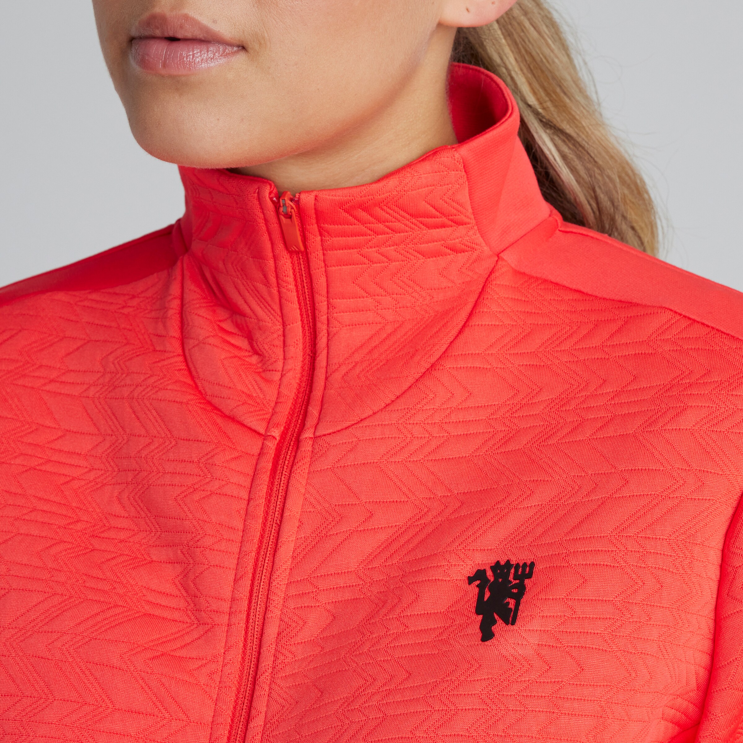 Manchester United x adidas Womens Golf COLD.RDY Jacket Red Red Detail [5-5]