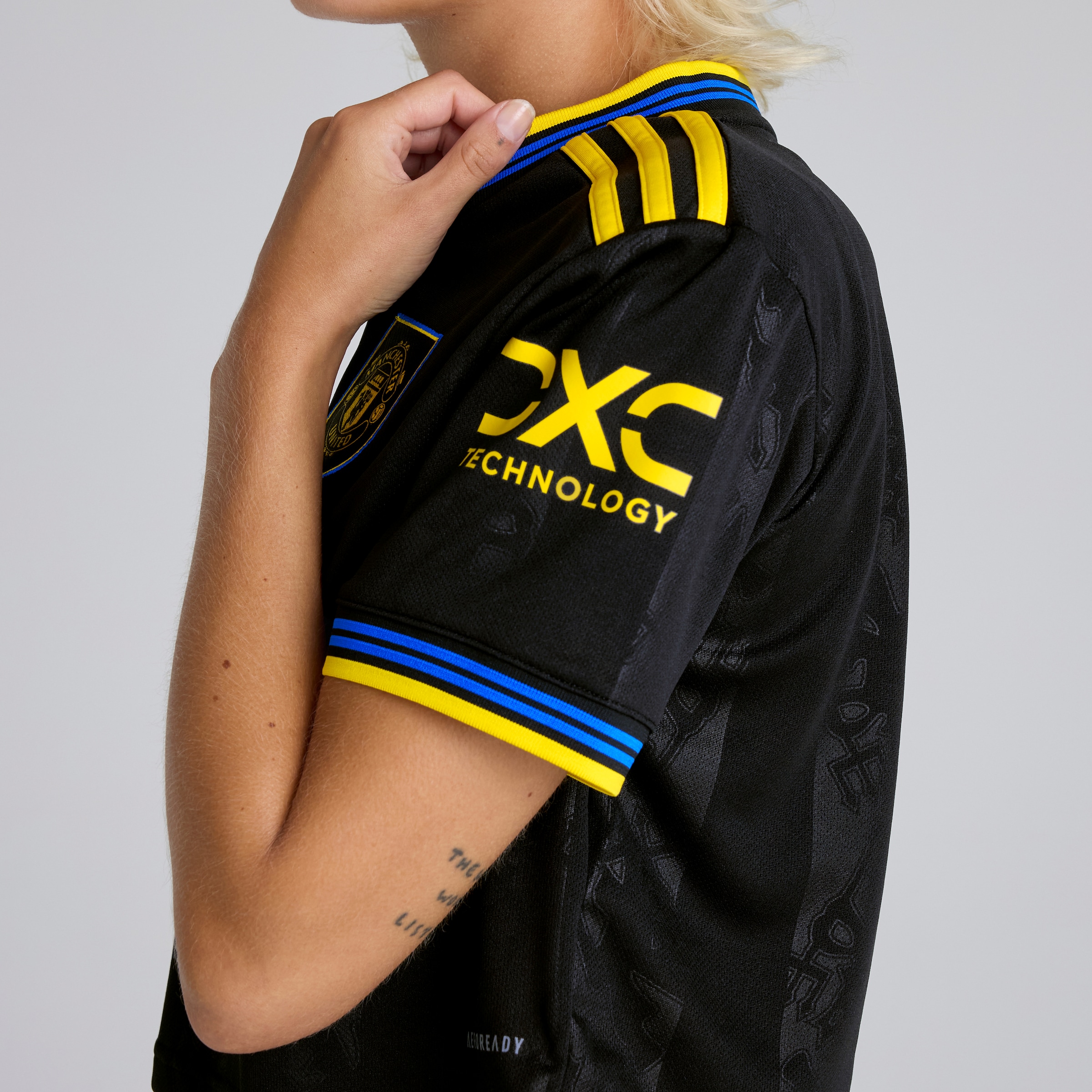 Manchester United 25/26 Cropped Third Jersey Black Detail [5-6]