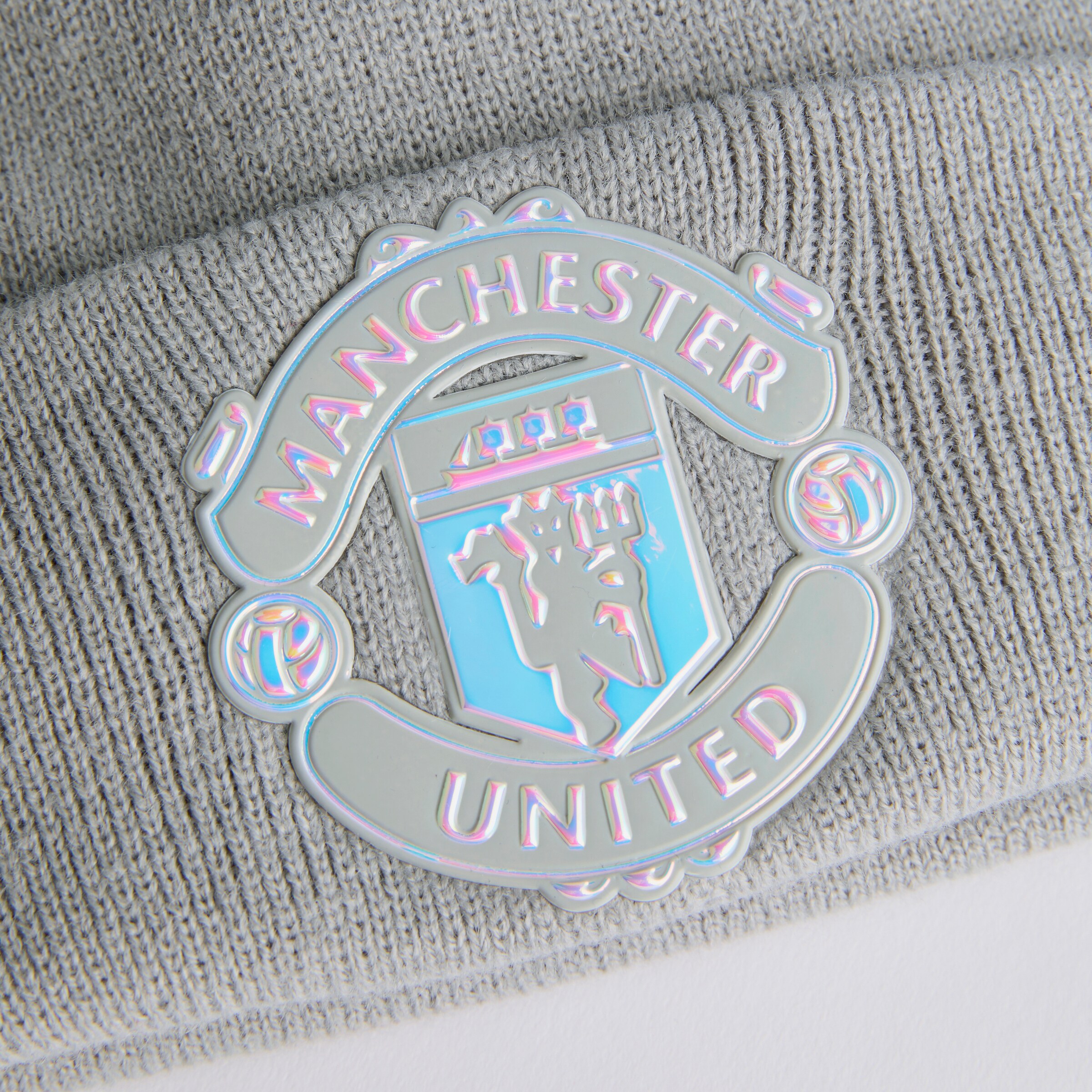 Manchester United x New Era Kids Iridescent Cuff Beanie Cream Detail [3-4]
