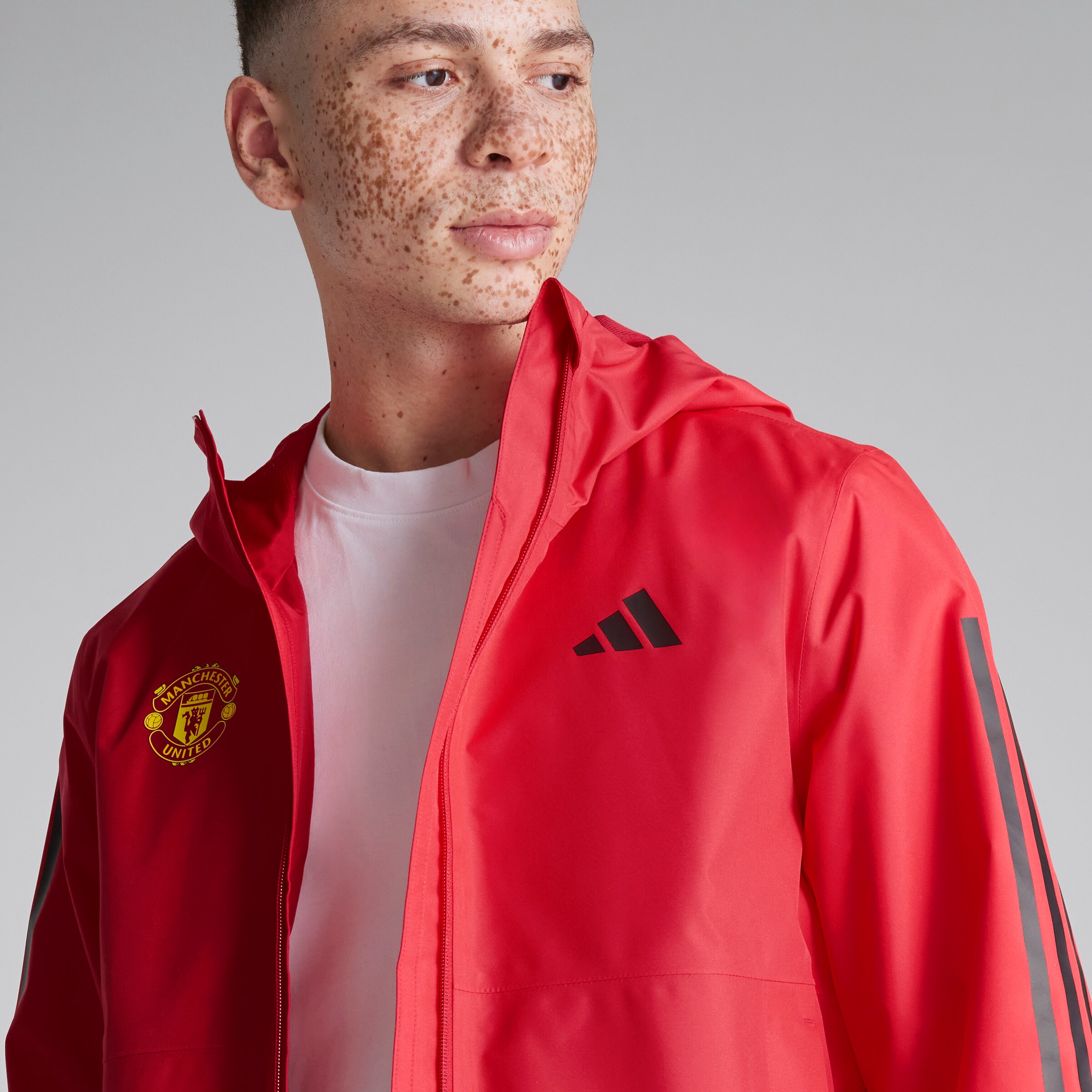 Manchester United x adidas Essentials 3-Stripes Rain Ready Jacket Red Rouge Détail [4-5]