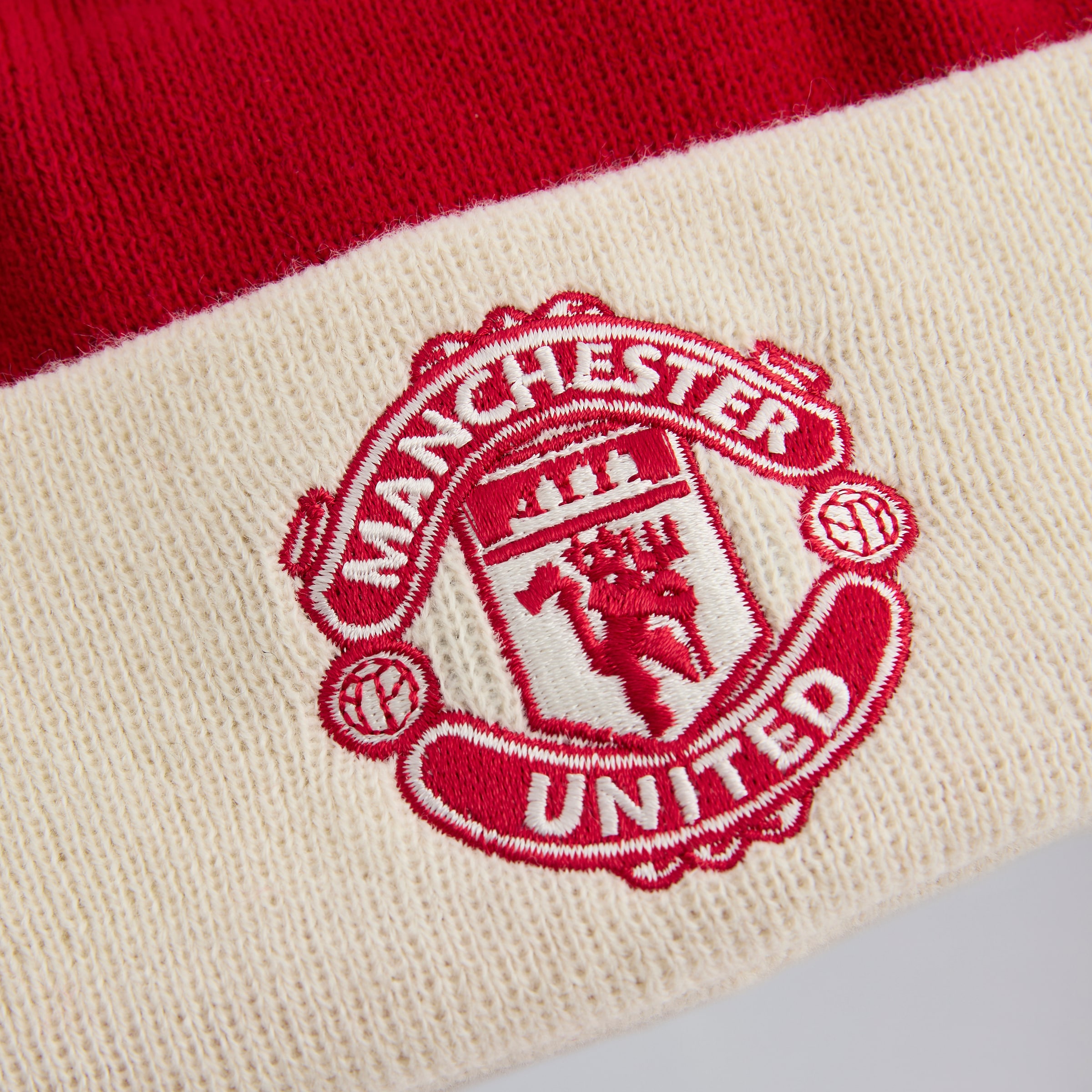 Manchester United x New Era Contrast Bobble Beanie Red Beige Detail [3-4]
