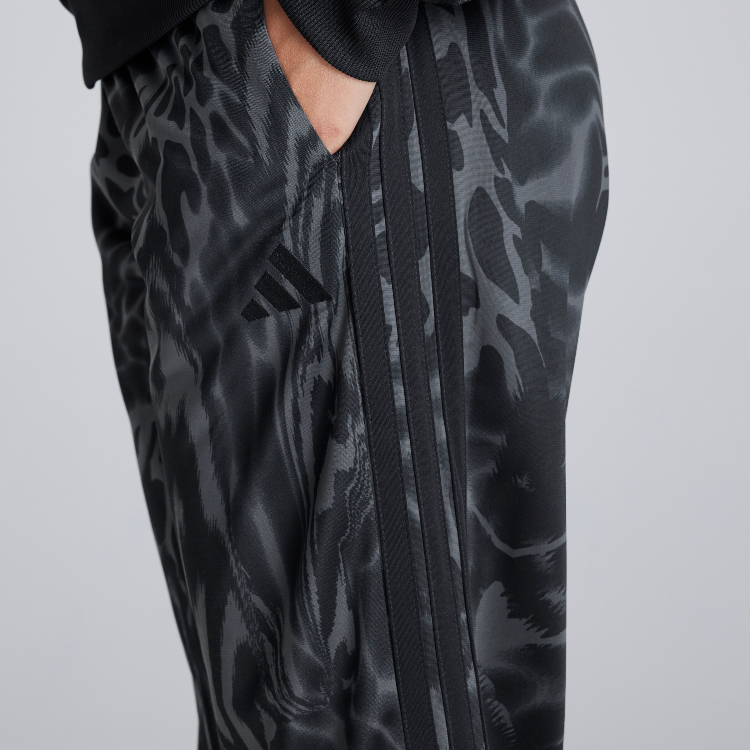 Manchester United x adidas Womens Essentials 3-Stripes Tracksuit Black Black Detail [6-6]