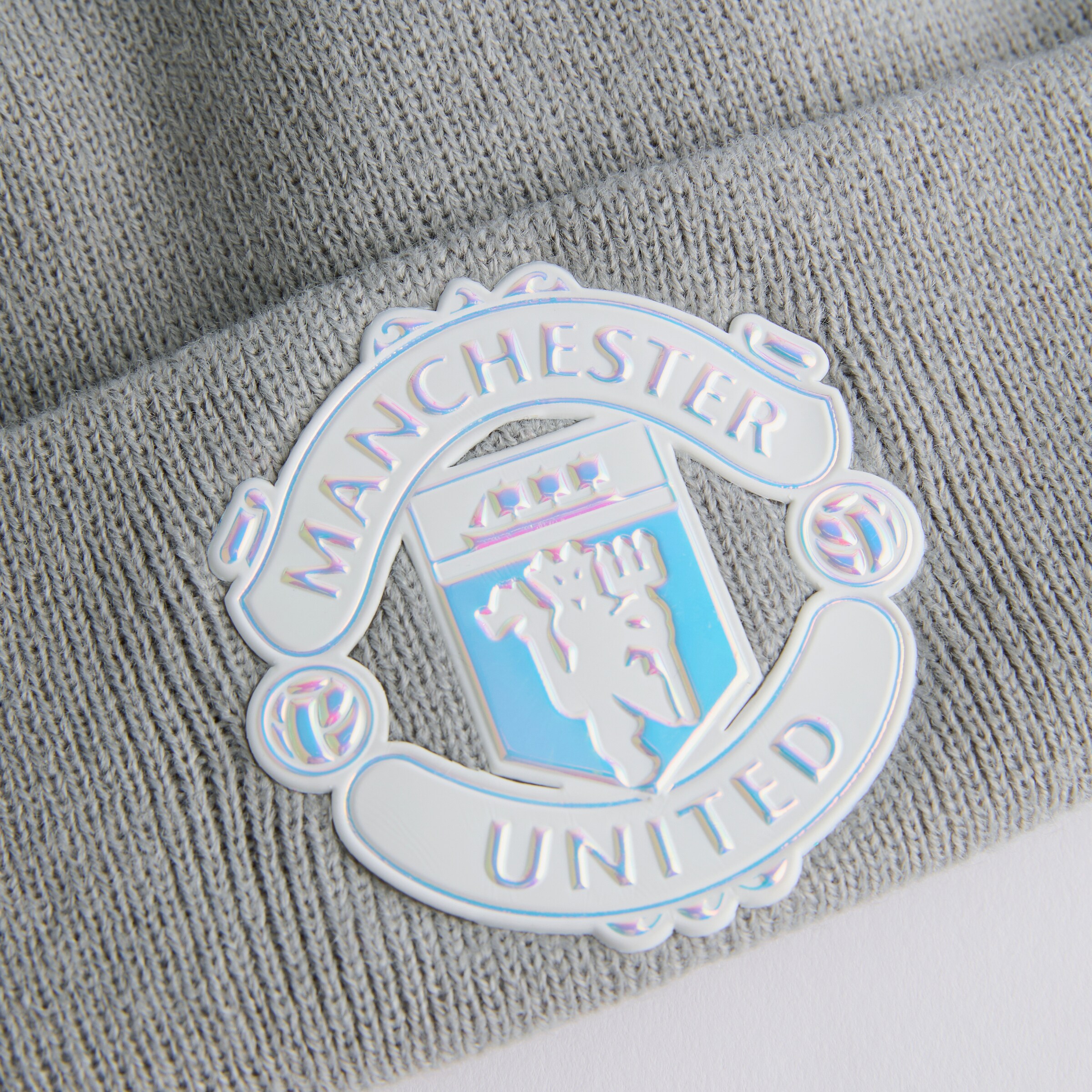 Manchester United x New Era Iridescent Cuff Beanie Grey Grey Detail [3-4]
