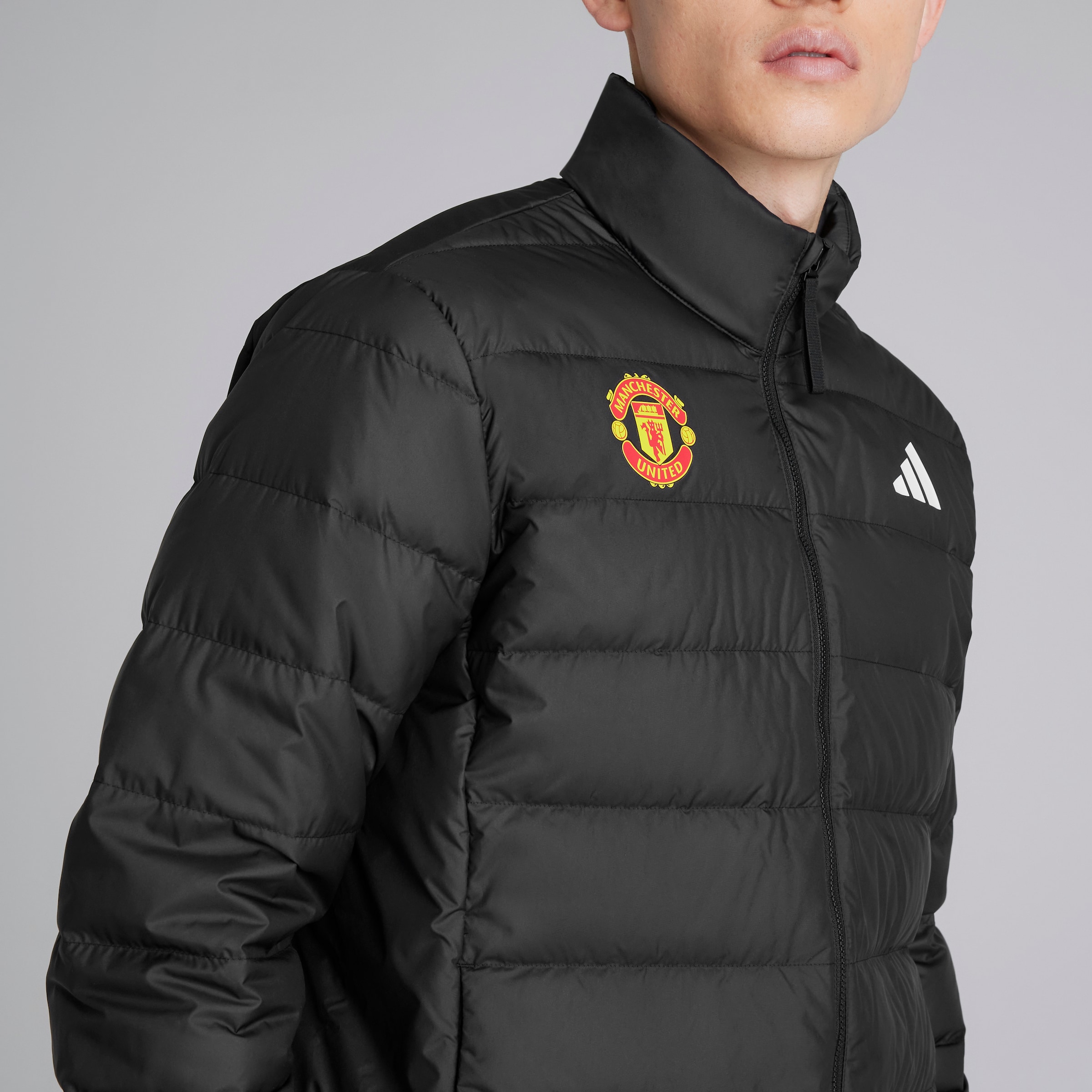 Manchester United x adidas Essentials Light Down Jacket Black Noir Détail [5-5]