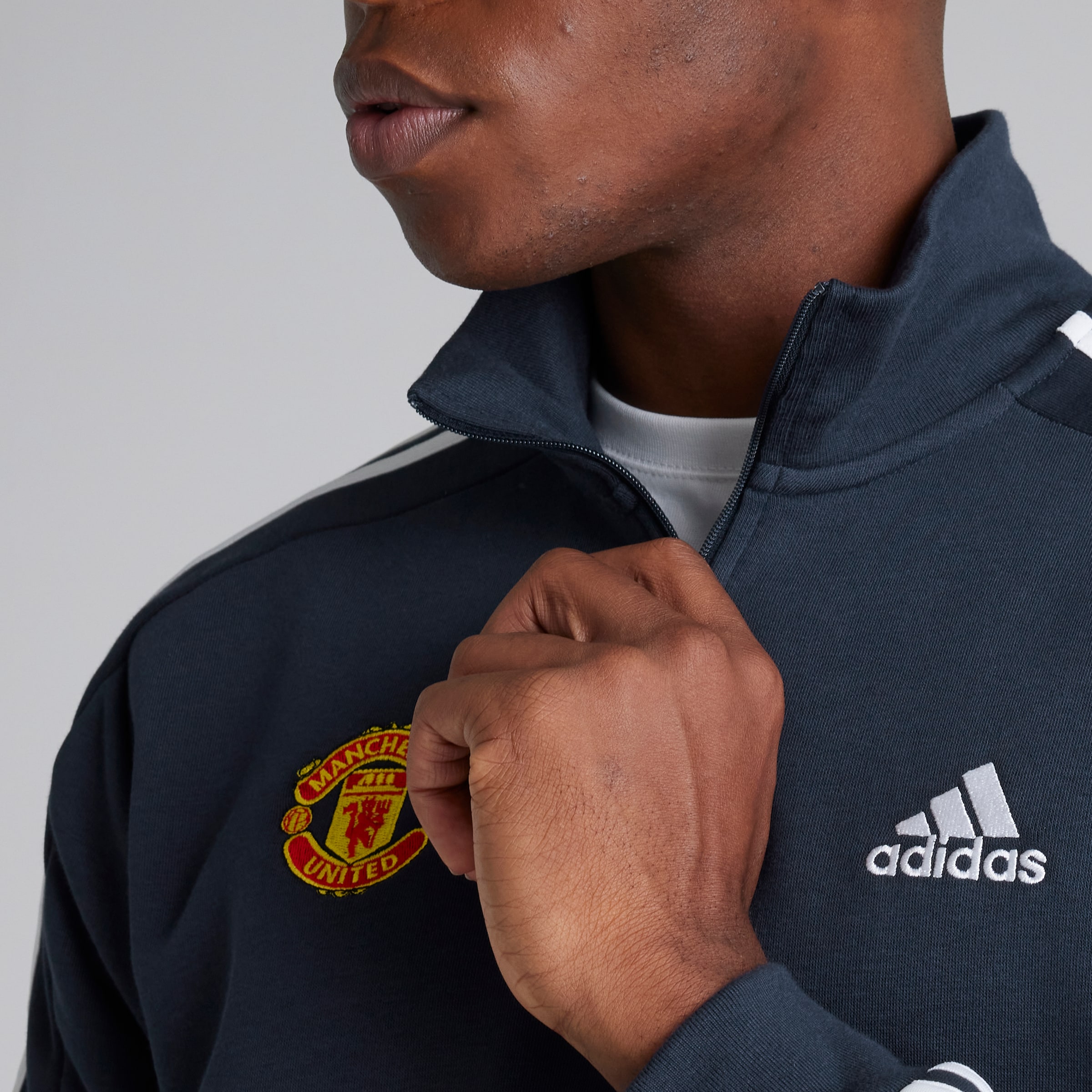 Manchester United x adidas Mens Essentials Fleece 3-Stripes 1/4 Zip Sweatshirt Navy Bleu marine Détail [4-5]