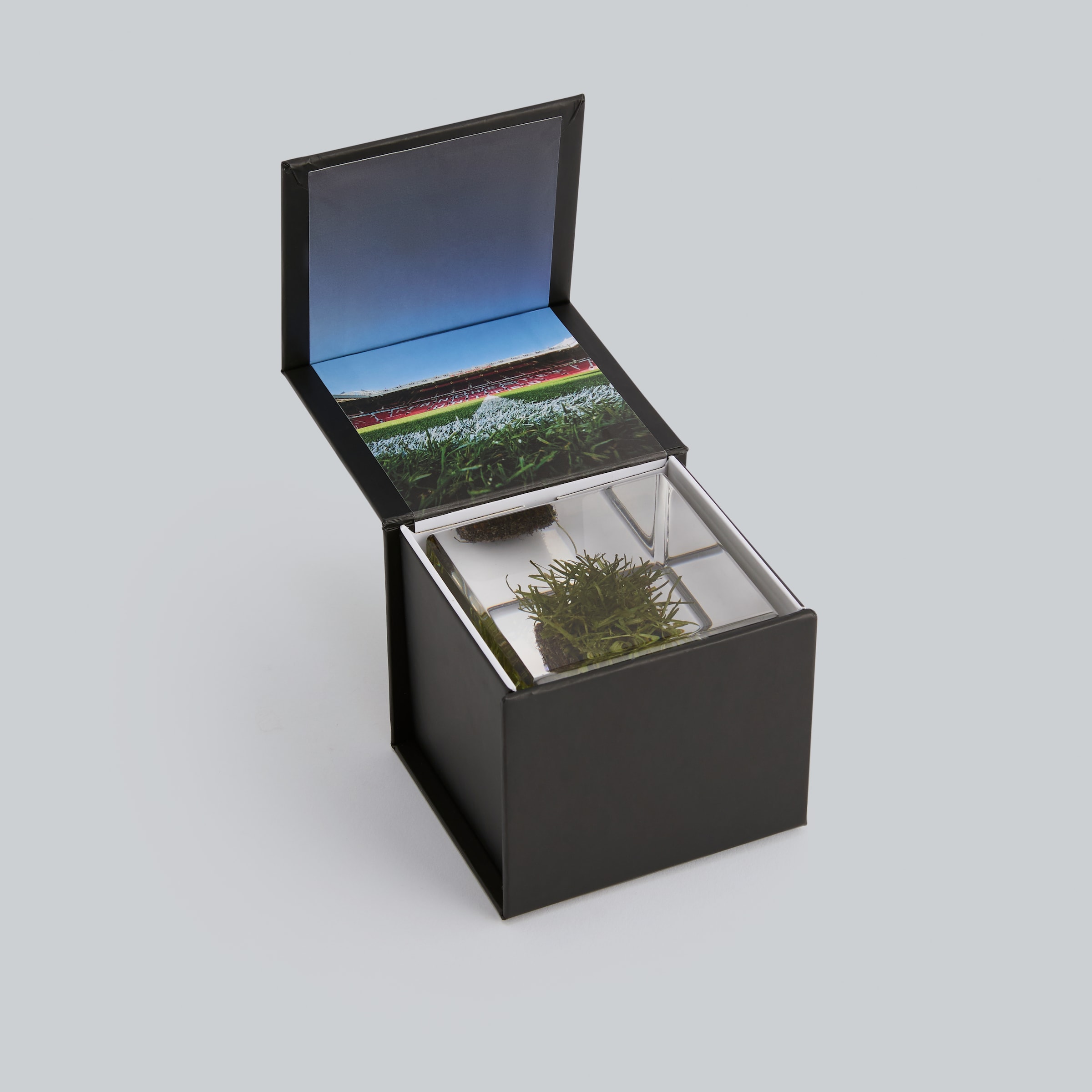 Manchester United 2026 Old Trafford 7x7cm Pitch Cube Green Detail [2-5]