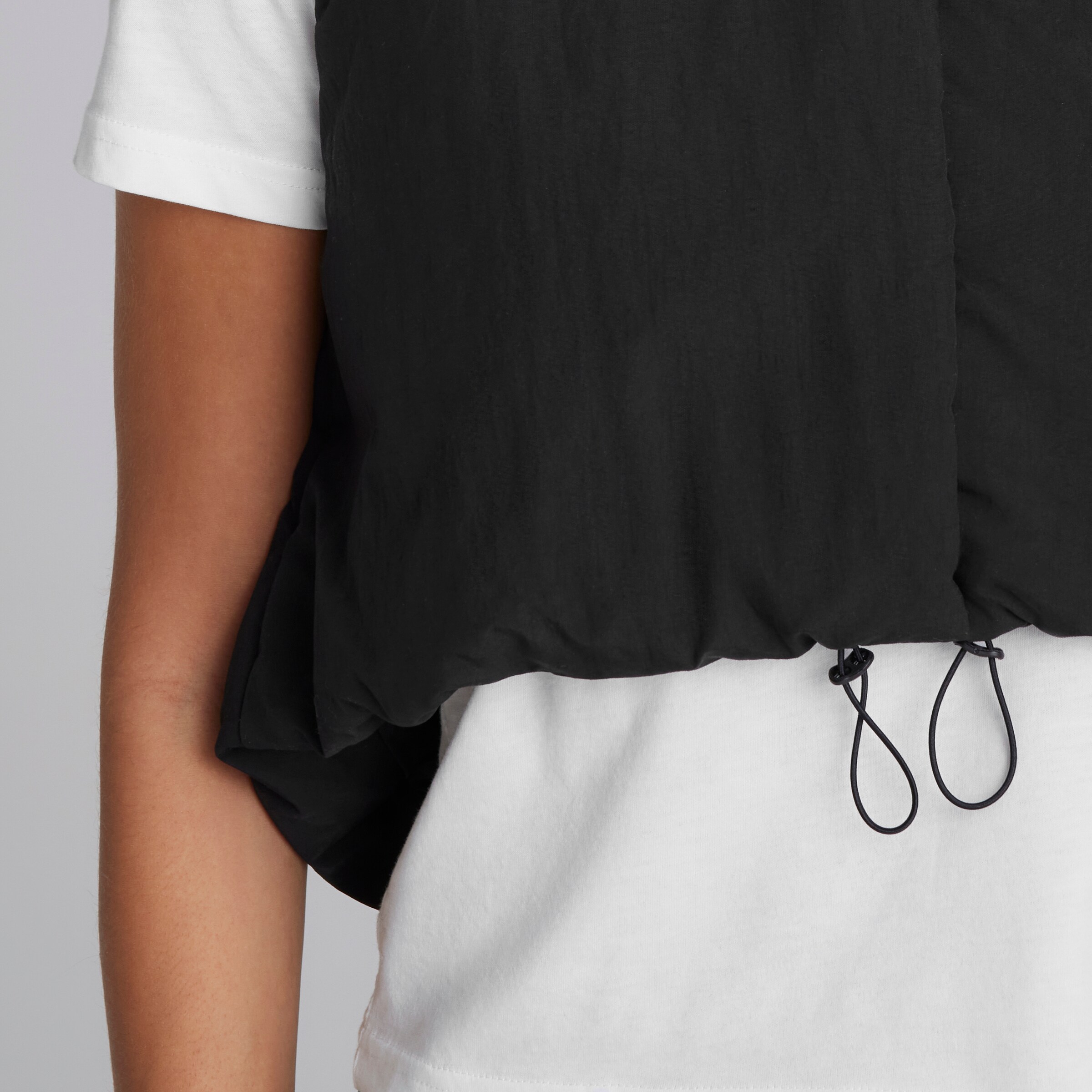 Manchester United x adidas Womens City Escape Cropped Gilet Black Black Detail [5-5]