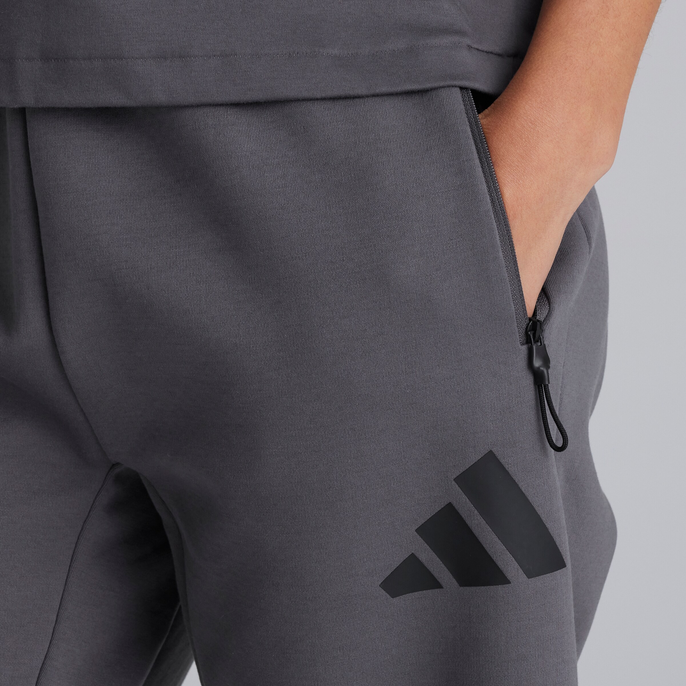 Manchester United x adidas Womens Z.N.E. Tracksuit Bottoms Grey Gris Détail [5-7]