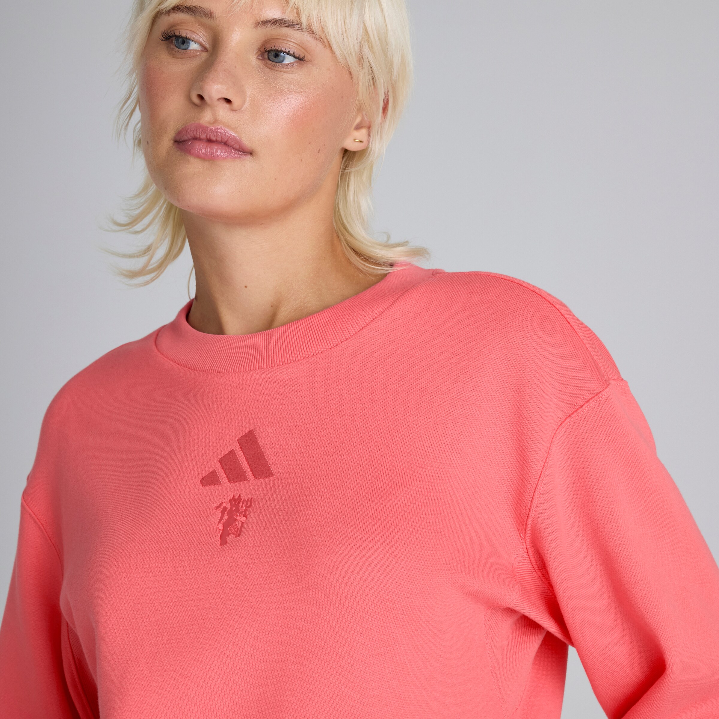 Manchester United x adidas Womens ALL SZN Regular Sweatshirt Pink Rose Détail [4-5]