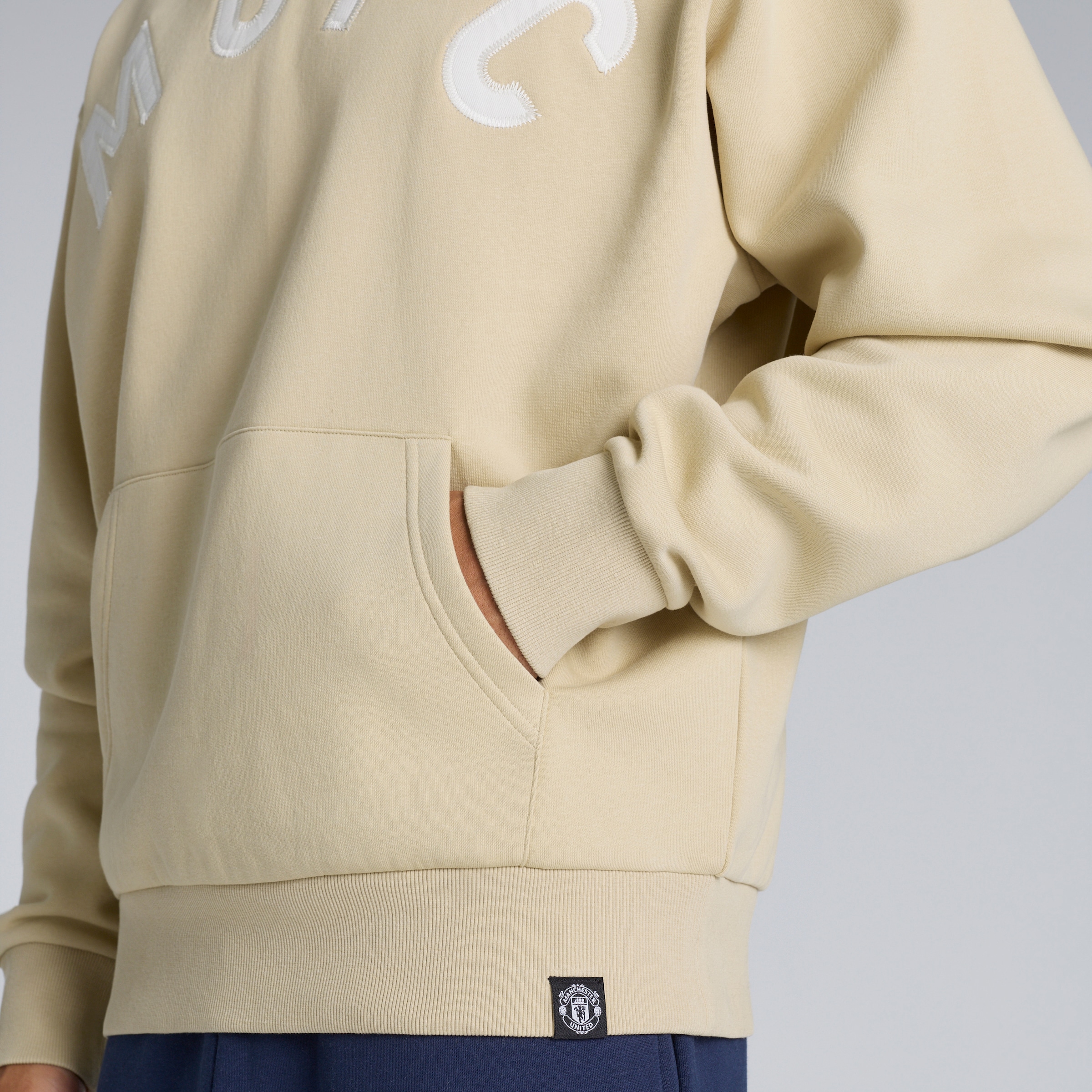 Manchester United Heritage Hoodie Stone Beige Detail [4-5]