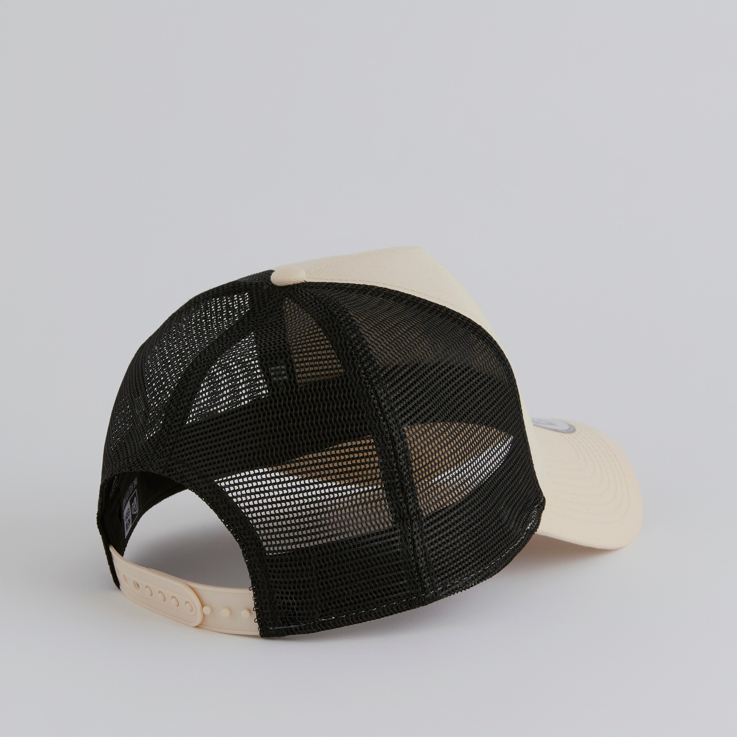 Manchester United x New Era Devil Trucker Cap Cream Beige Detail [4-5]