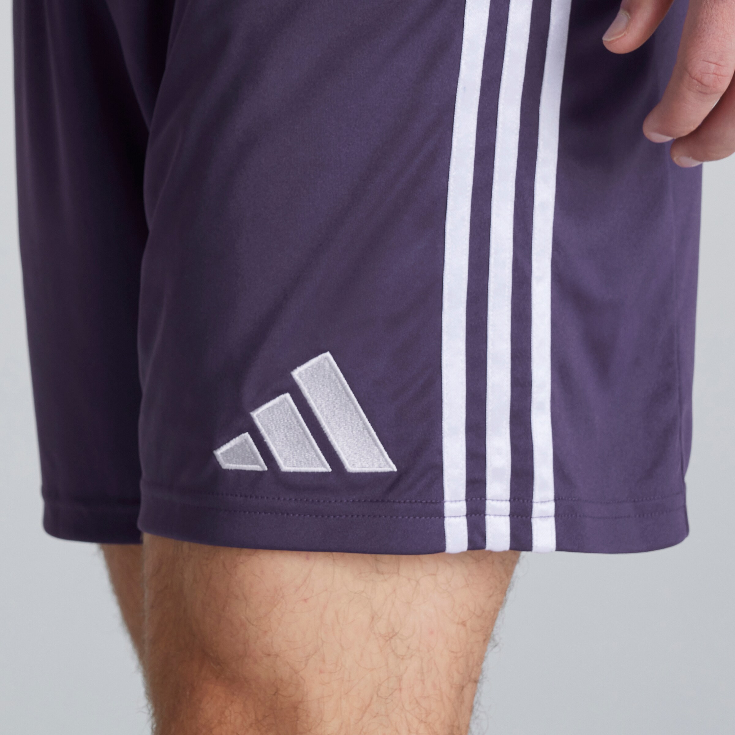 Manchester United 25/26 Away Shorts Violet Détail [4-5]