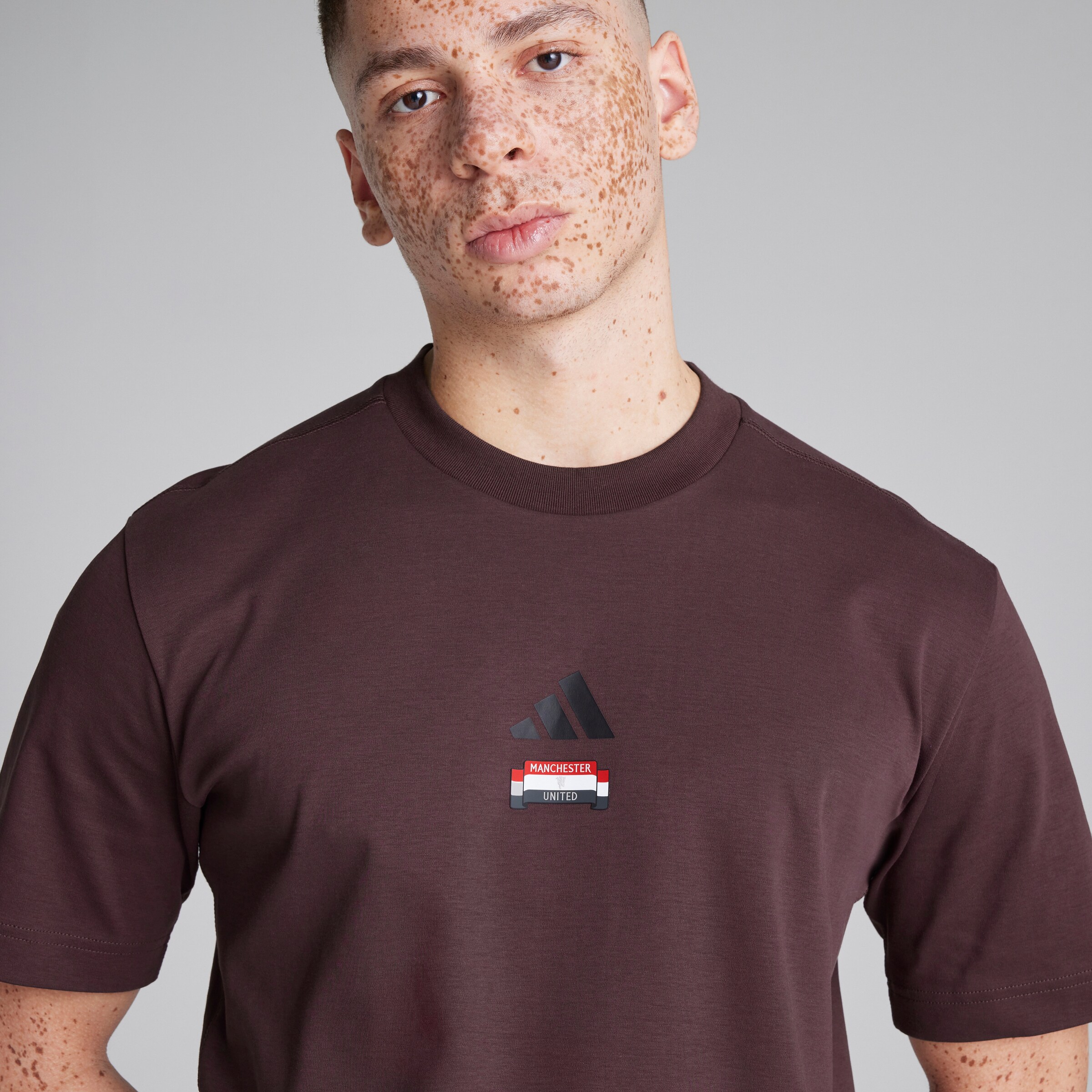 Manchester United x adidas City Escape T-Shirt Red Red Detail [4-5]