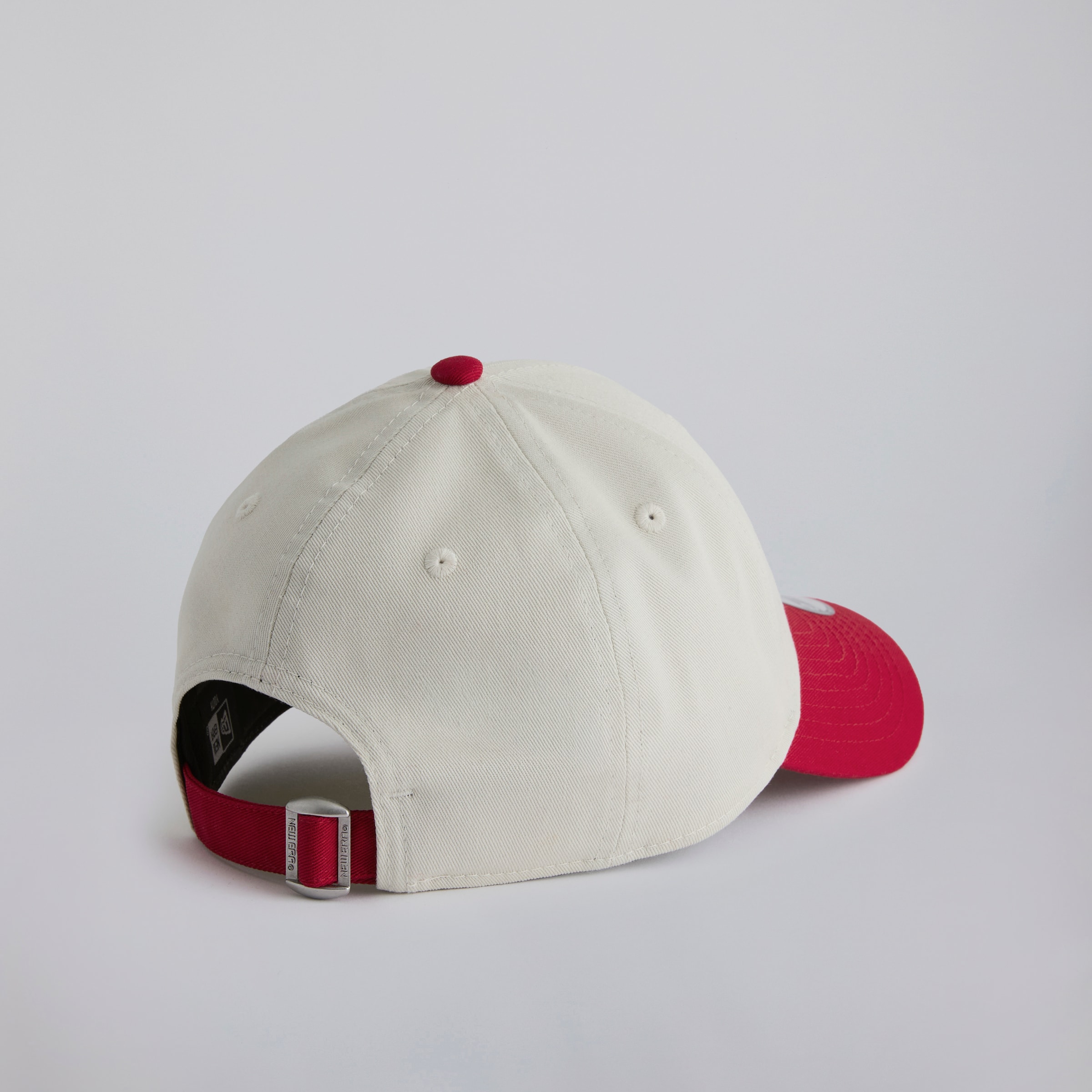 Manchester United x New Era Kids 9Forty Contrast Cap Cream Beige Detail [4-5]