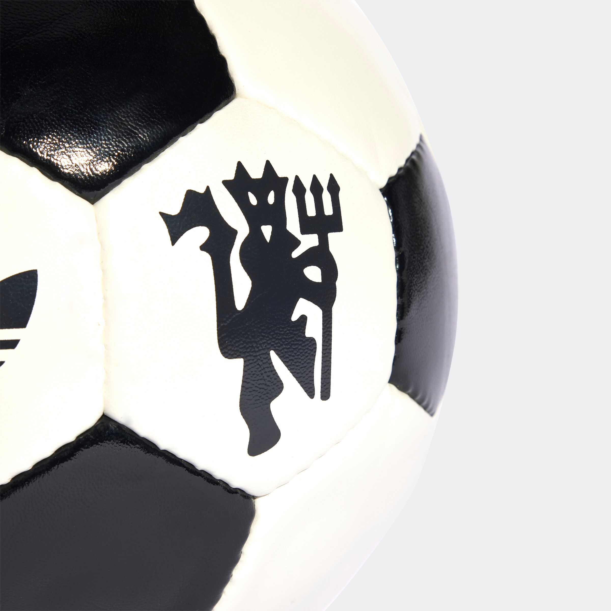 Manchester United Third Club Ball White Detail [3-4]