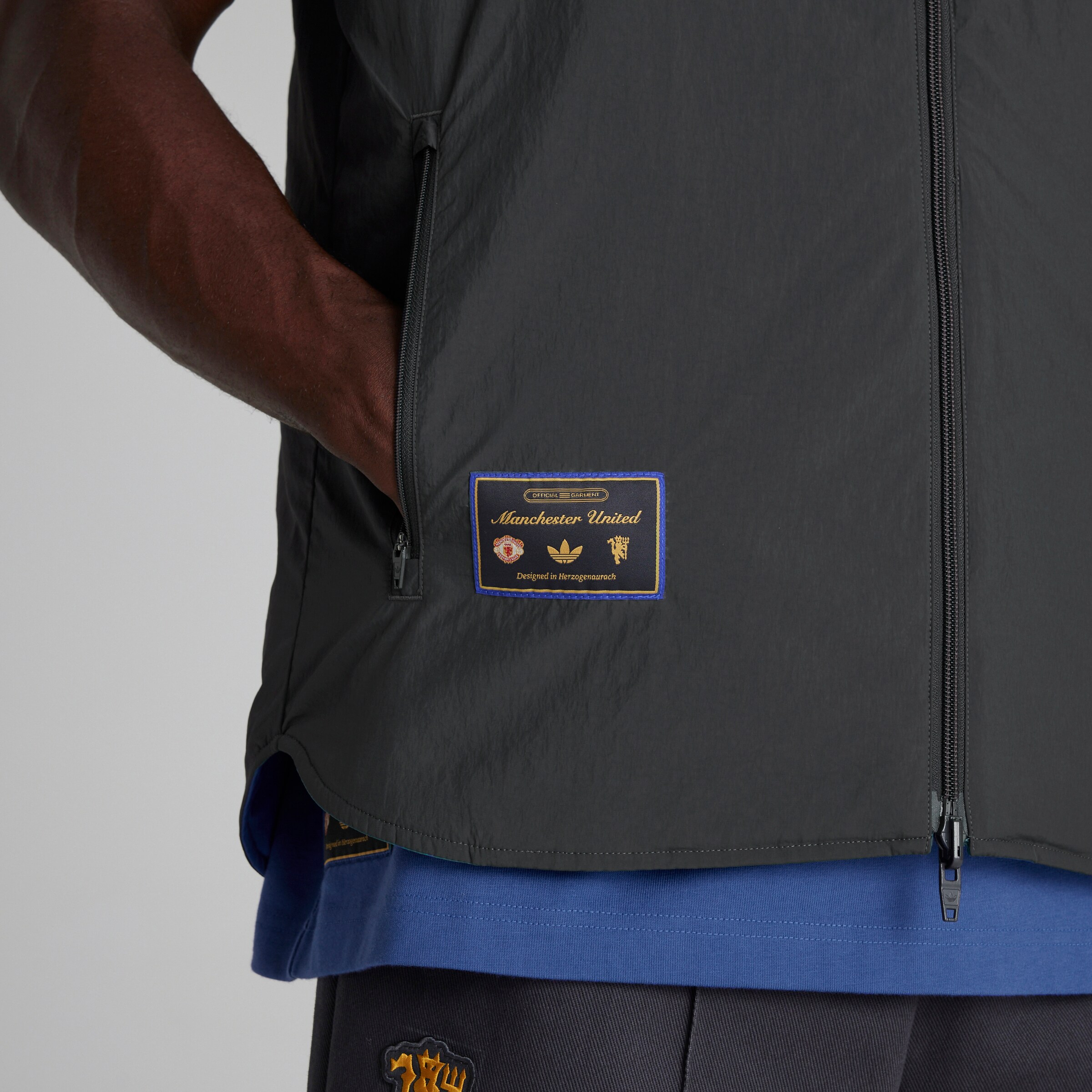 Manchester United Terrace Icons Vest Black Detail [5-6]