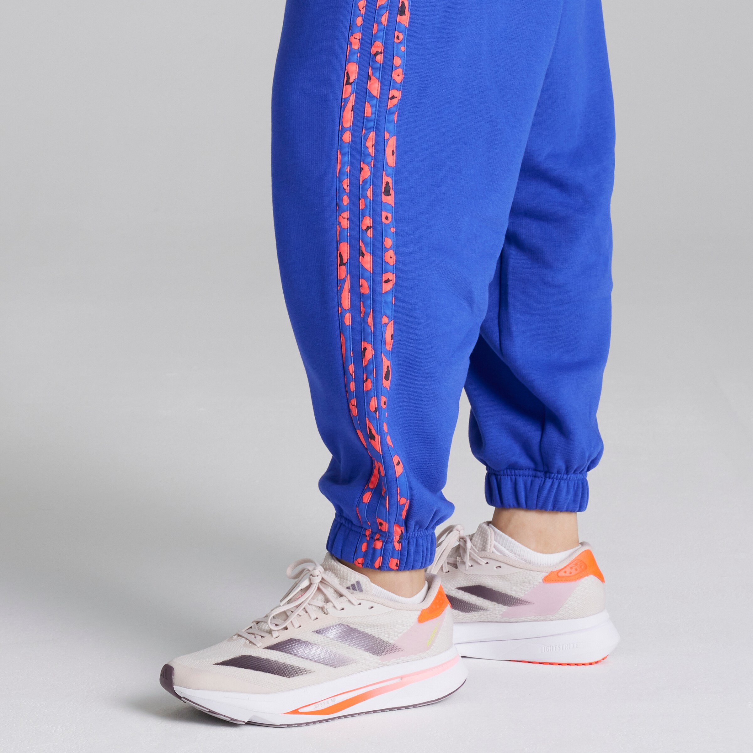 Manchester United x adidas Womens Essentials 3-Stripes Animal Print 7/8 Joggers Blue Bleu Détail [4-4]