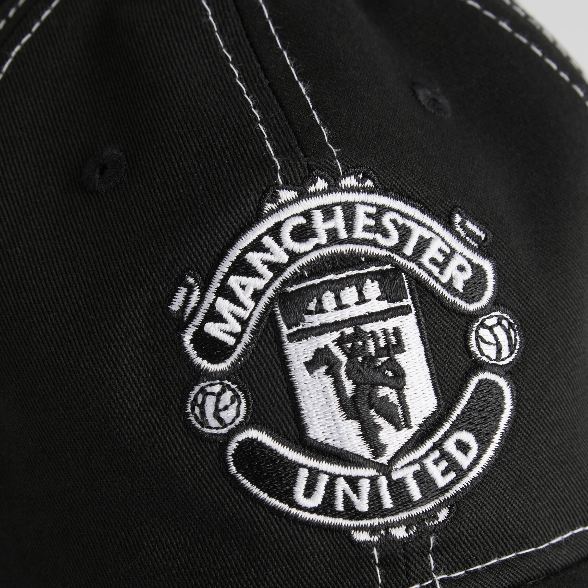 Manchester United x New Era Contrast Stitch 9Twenty Cap Black Black Detail [5-5]