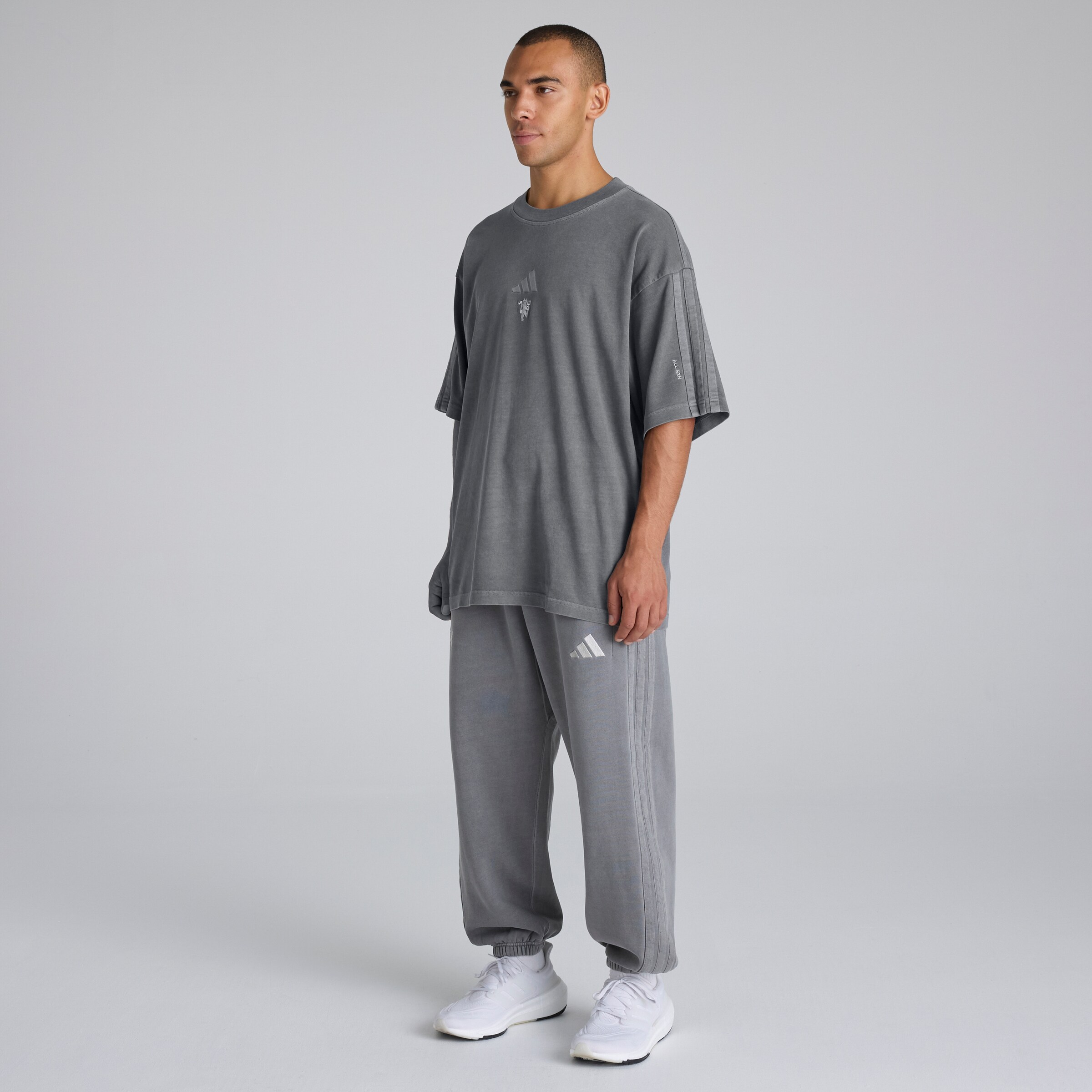 Manchester United x adidas ALL SZN T-Shirt Washed Black Noir Détail [3-5]