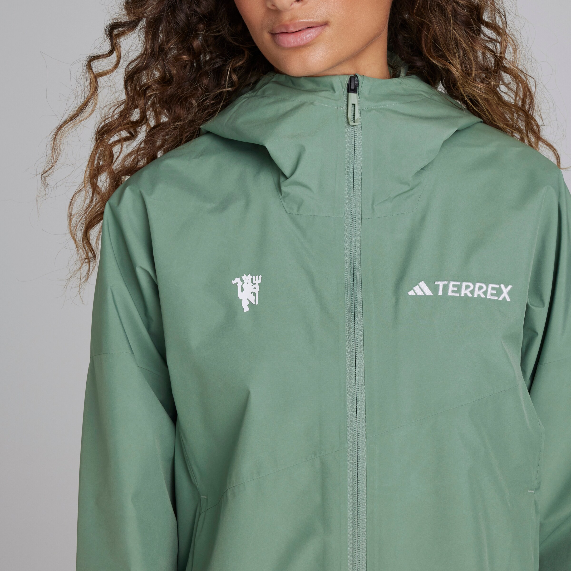 Manchester United x adidas Womens Terrex Xperior 2L GORE-TEX Performance Jacket Green Green Detail [5-5]