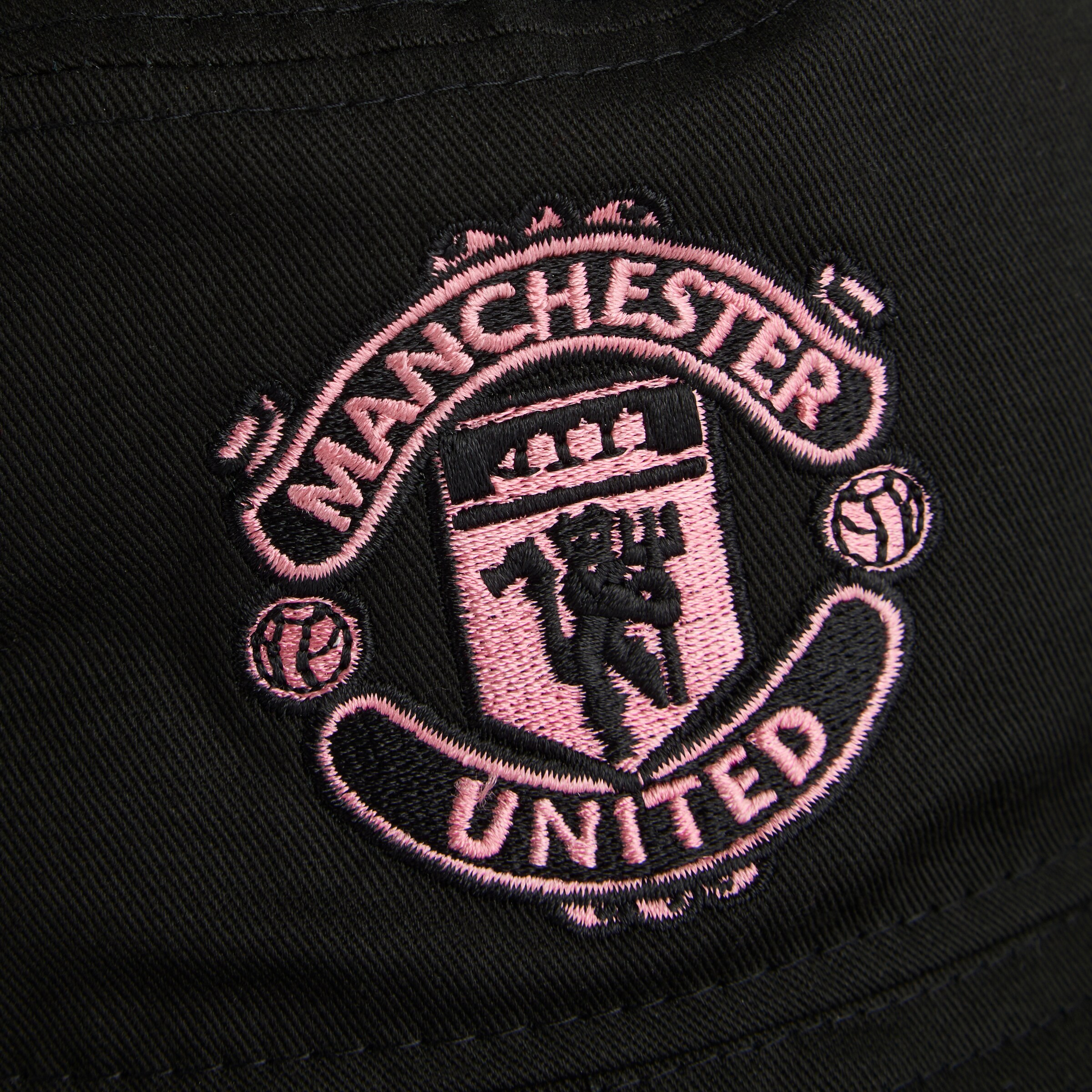 Manchester United x New Era Neon Crest Bucket Hat Black Black Detail [5-5]