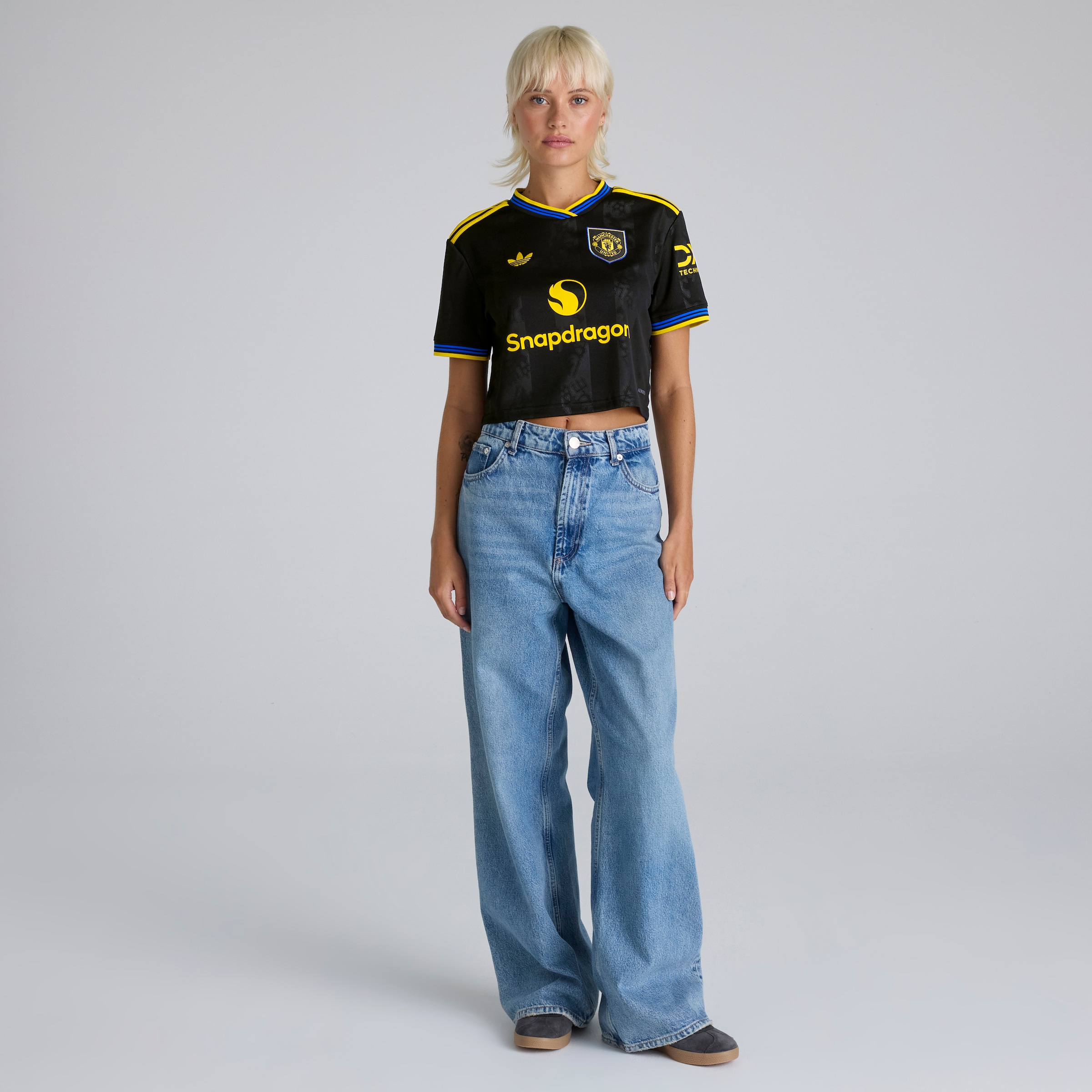 Manchester United 25/26 Cropped Third Jersey Black Detail [3-6]