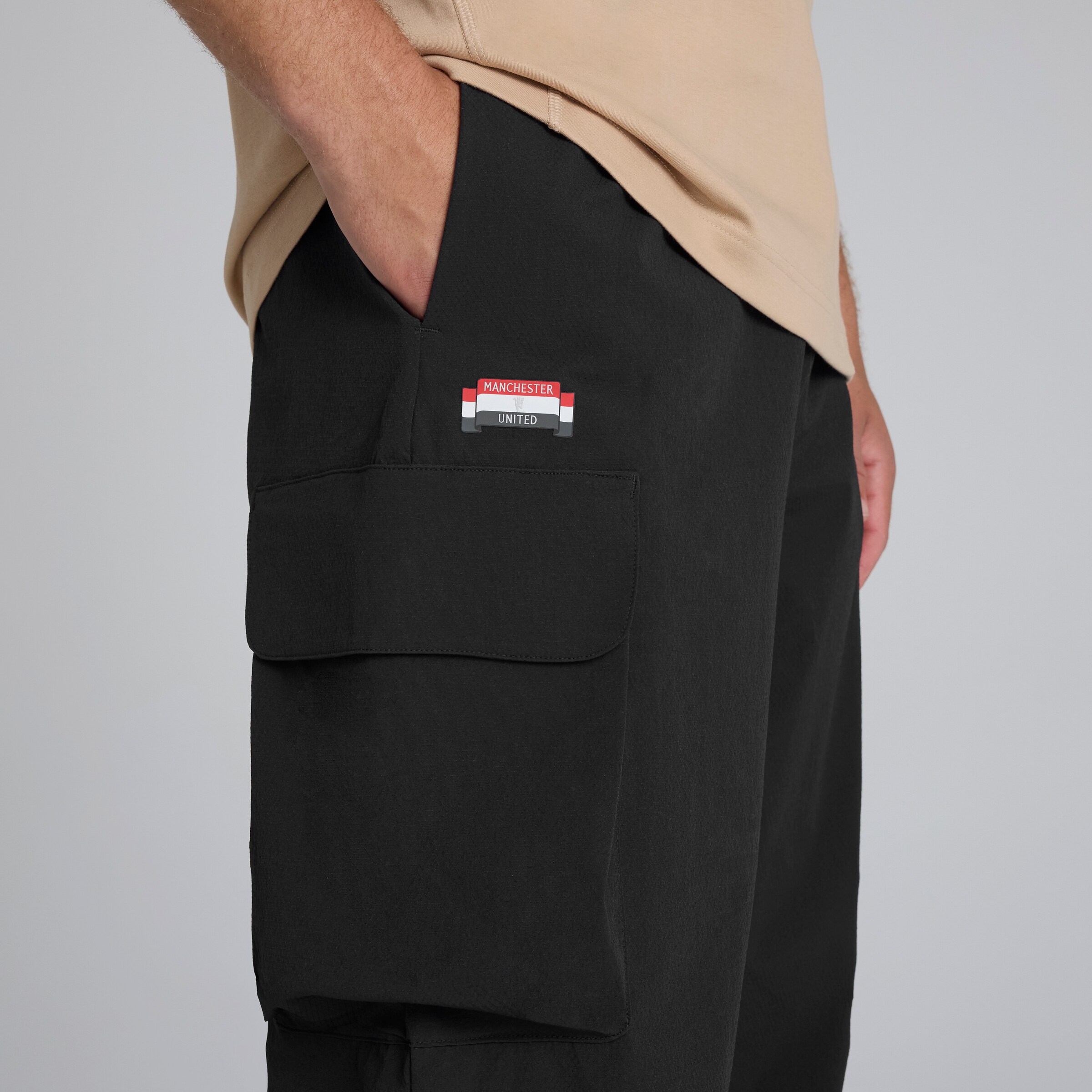 Manchester United x adidas City Tech Windreaker Tracksuit Bottoms Black Noir Détail [4-5]