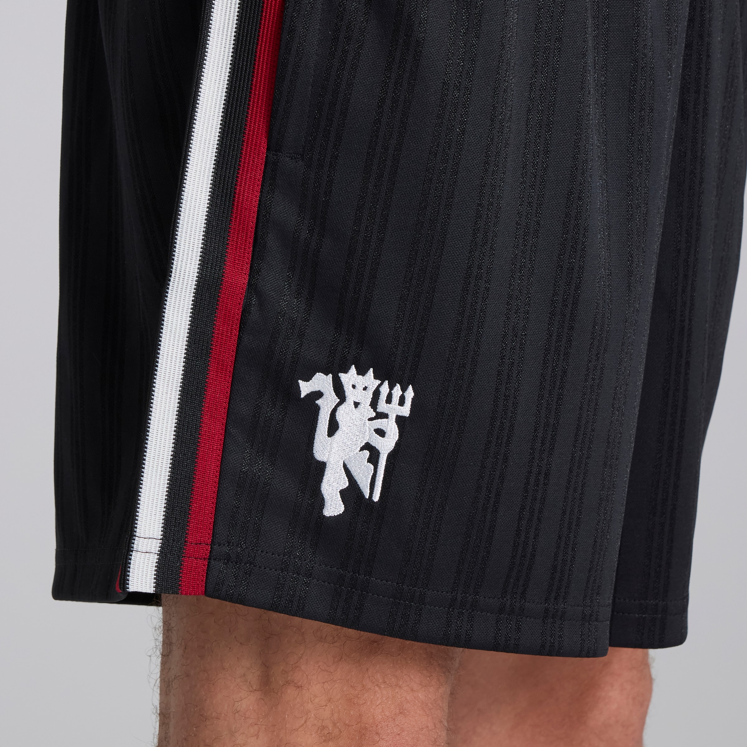 Manchester United x adidas Originals Short Schwarz Detail [4-5]