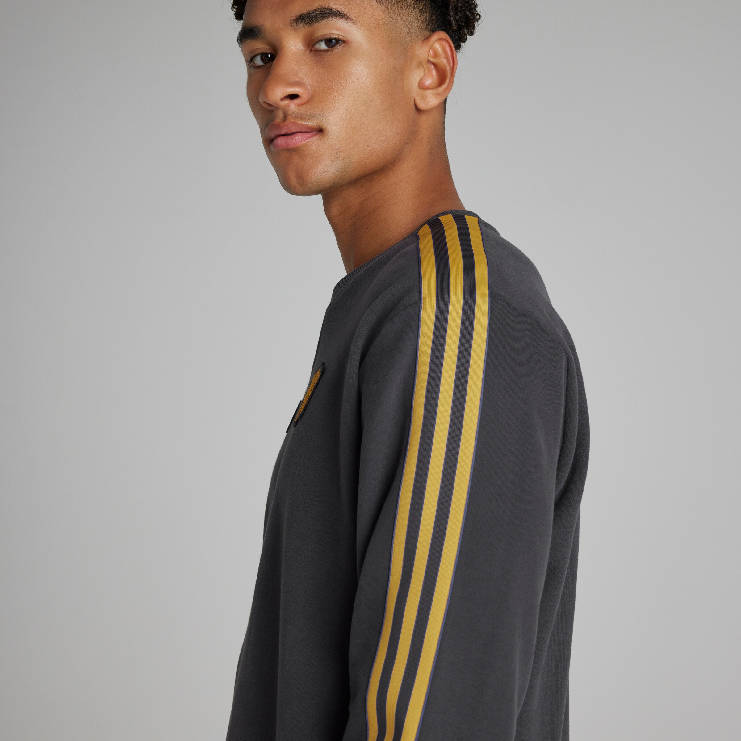 Manchester United Terrace Icons Sweatshirt Black Detail [5-6]