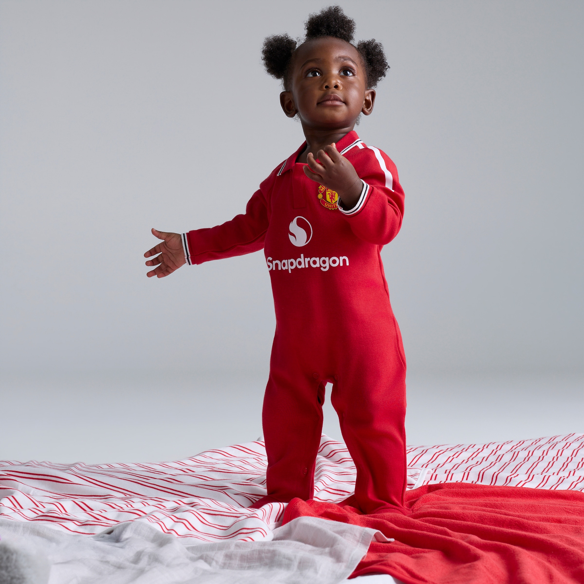 Manchester United Baby 26/27 Home Sleepsuit Red Red Detail [3-5]