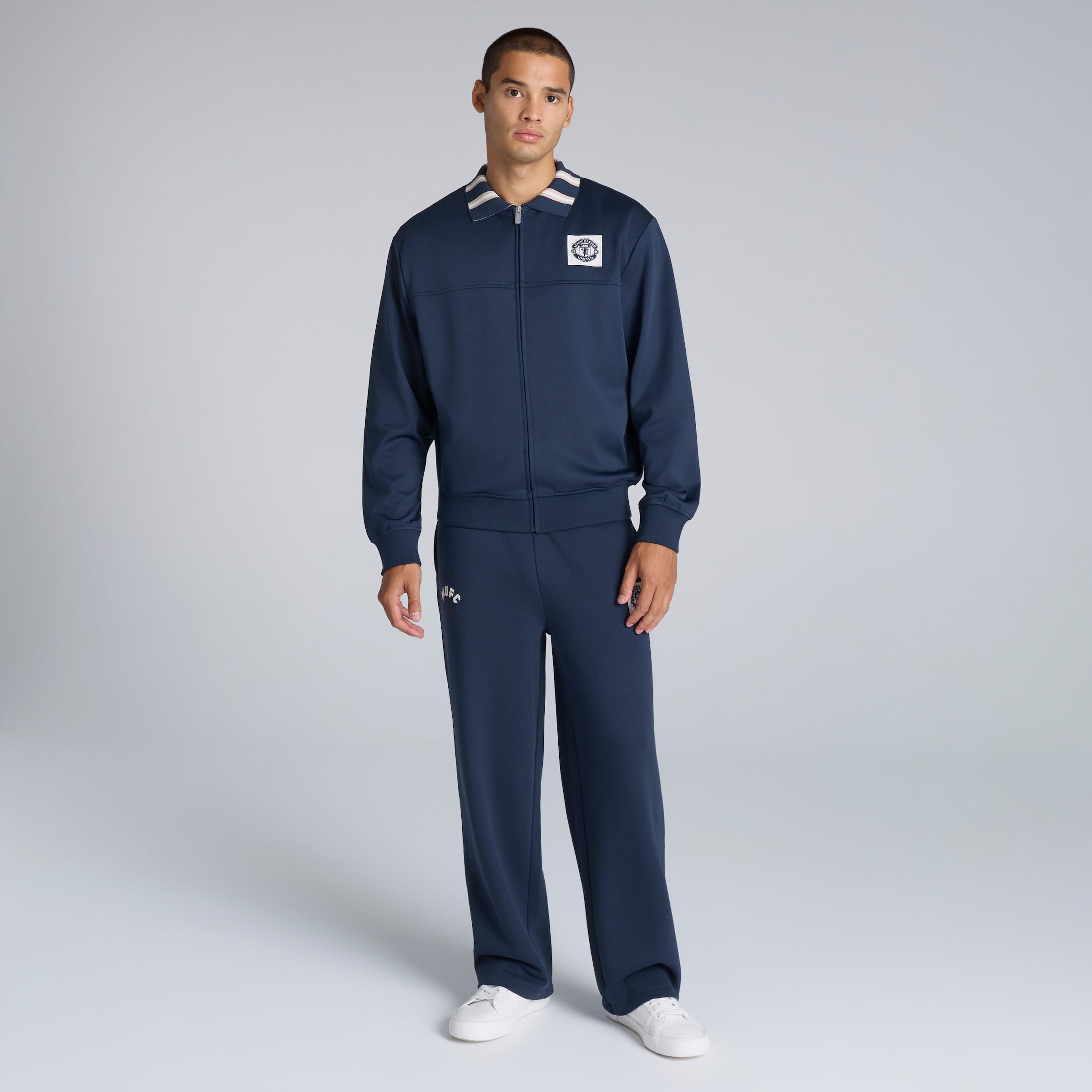 Manchester United Heritage Bar Stripe Tracksuit Bottoms Navy Beige Detail [3-5]