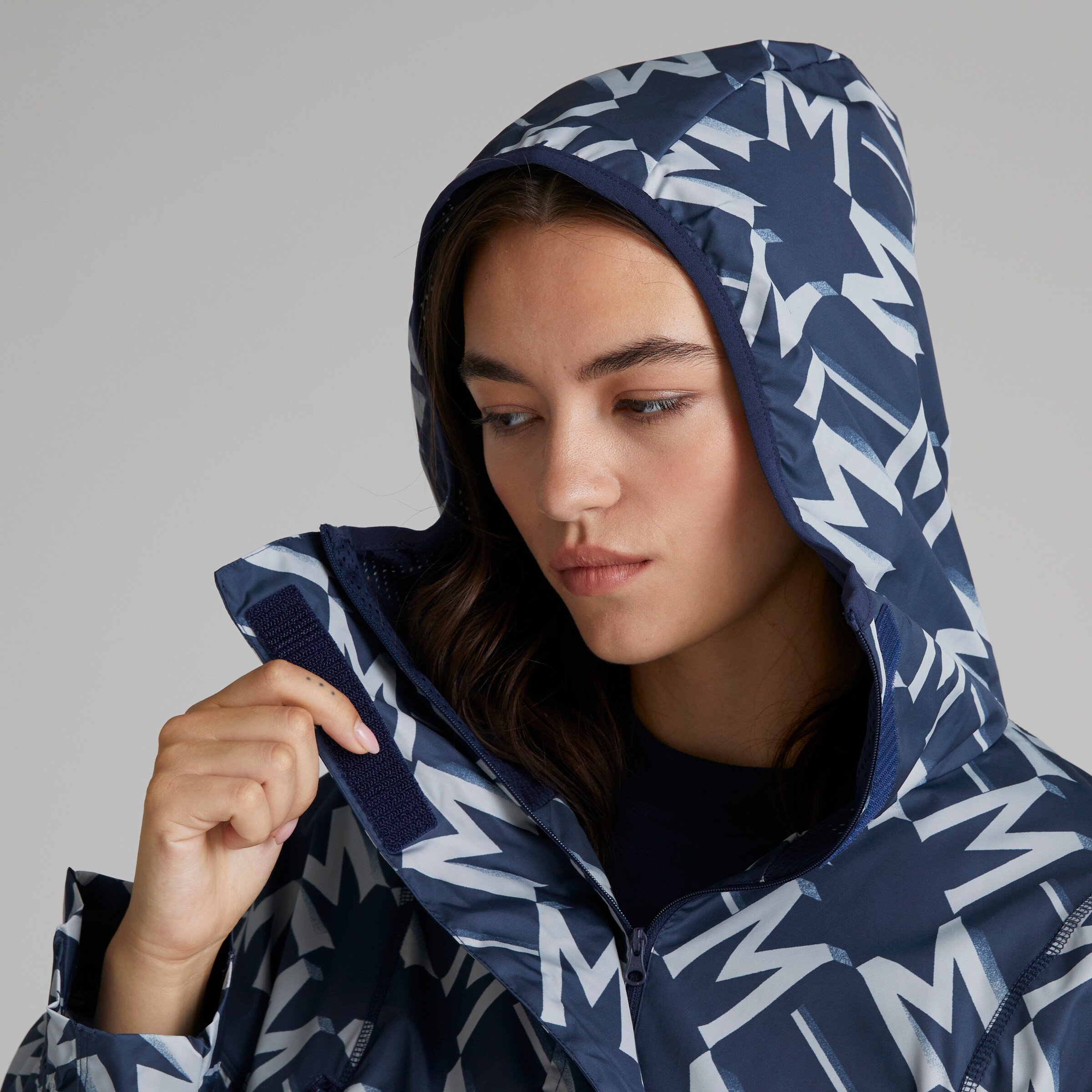 Manchester United x adidas Womens SZN Windbreaker Jacket Blue Blue Detail [6-6]