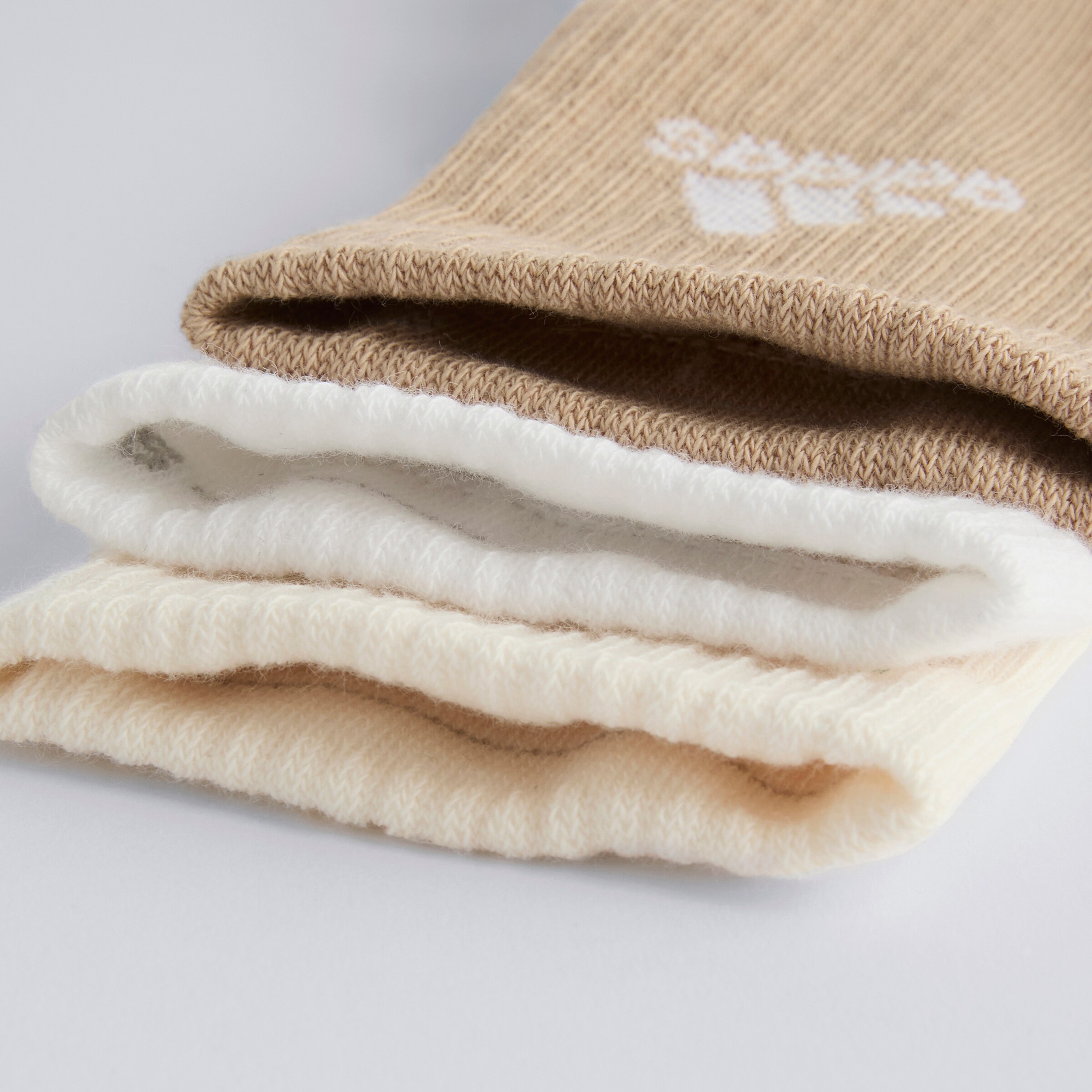 Manchester United x adidas Essentials Cushioned Crew Socks 3 Pack White/Beige/Brown Multi Detail [4-4]