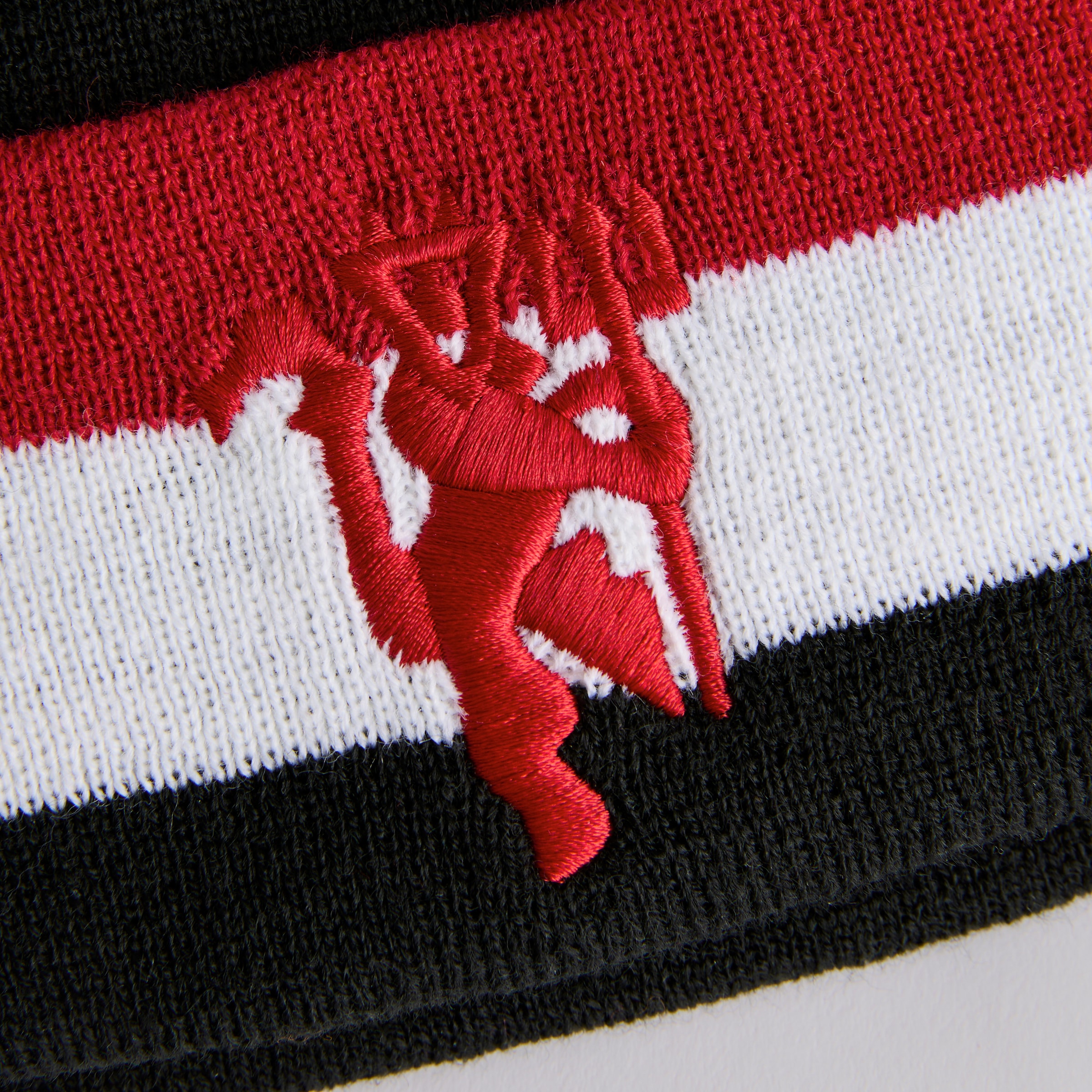 Manchester United x New Era Kids Fan Flag Beanie Black Black Detail [3-4]