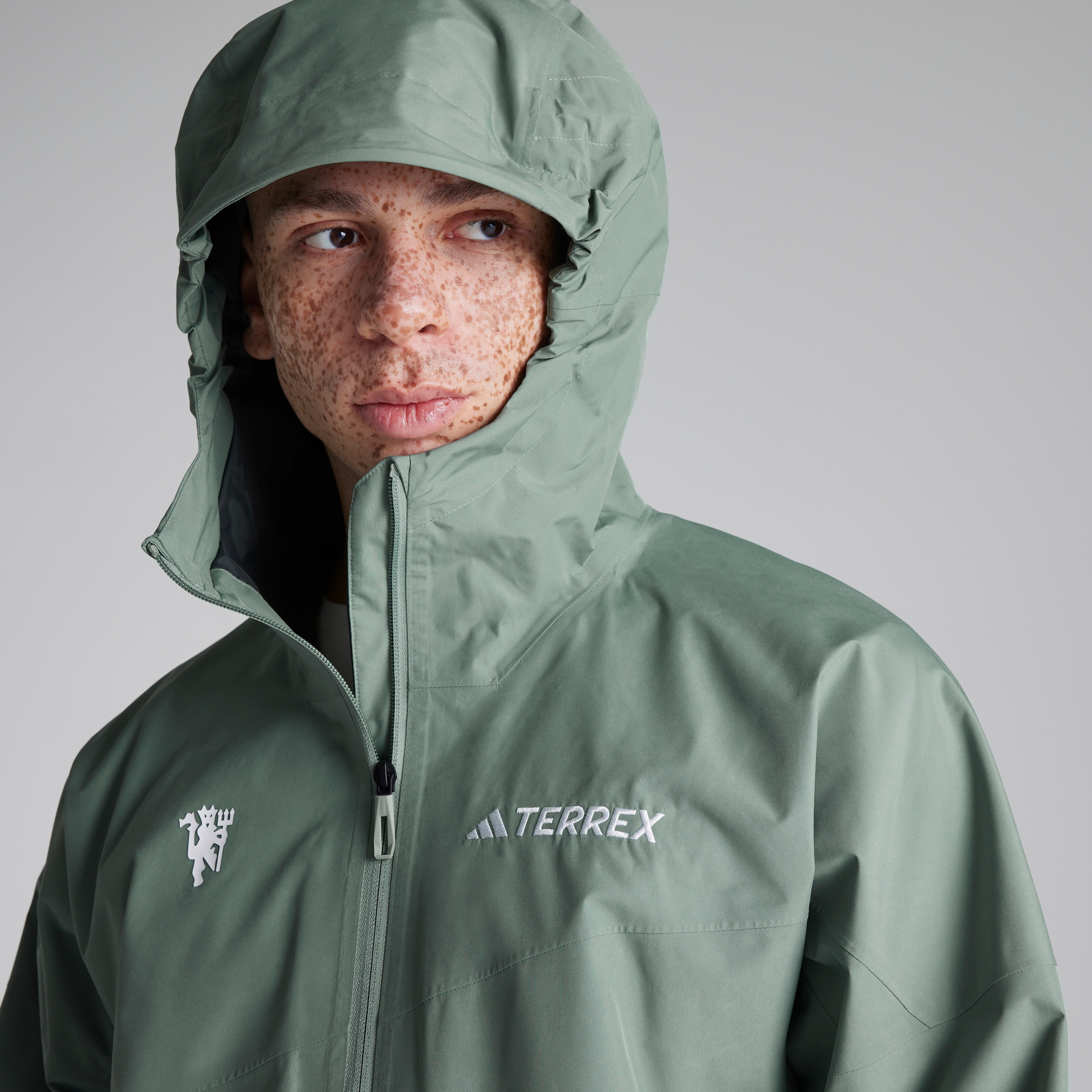 Manchester United x adidas Terrex Xperior 2L GORE-TEX Performance Jacket Green Green Detail [4-5]