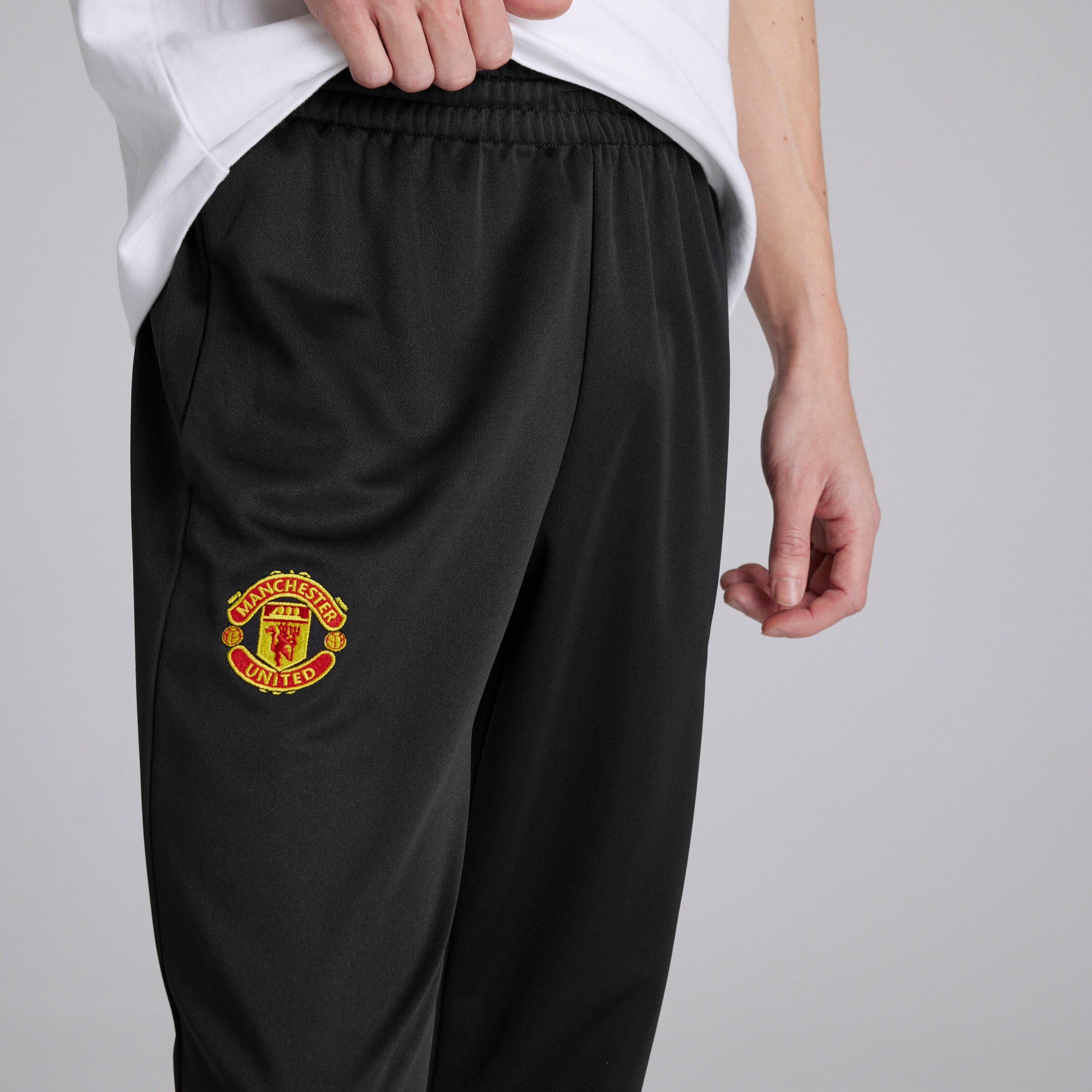 Manchester United x adidas Essentials Colourblock Doubleknit Tracksuit Red/Black Red Detail [4-5]