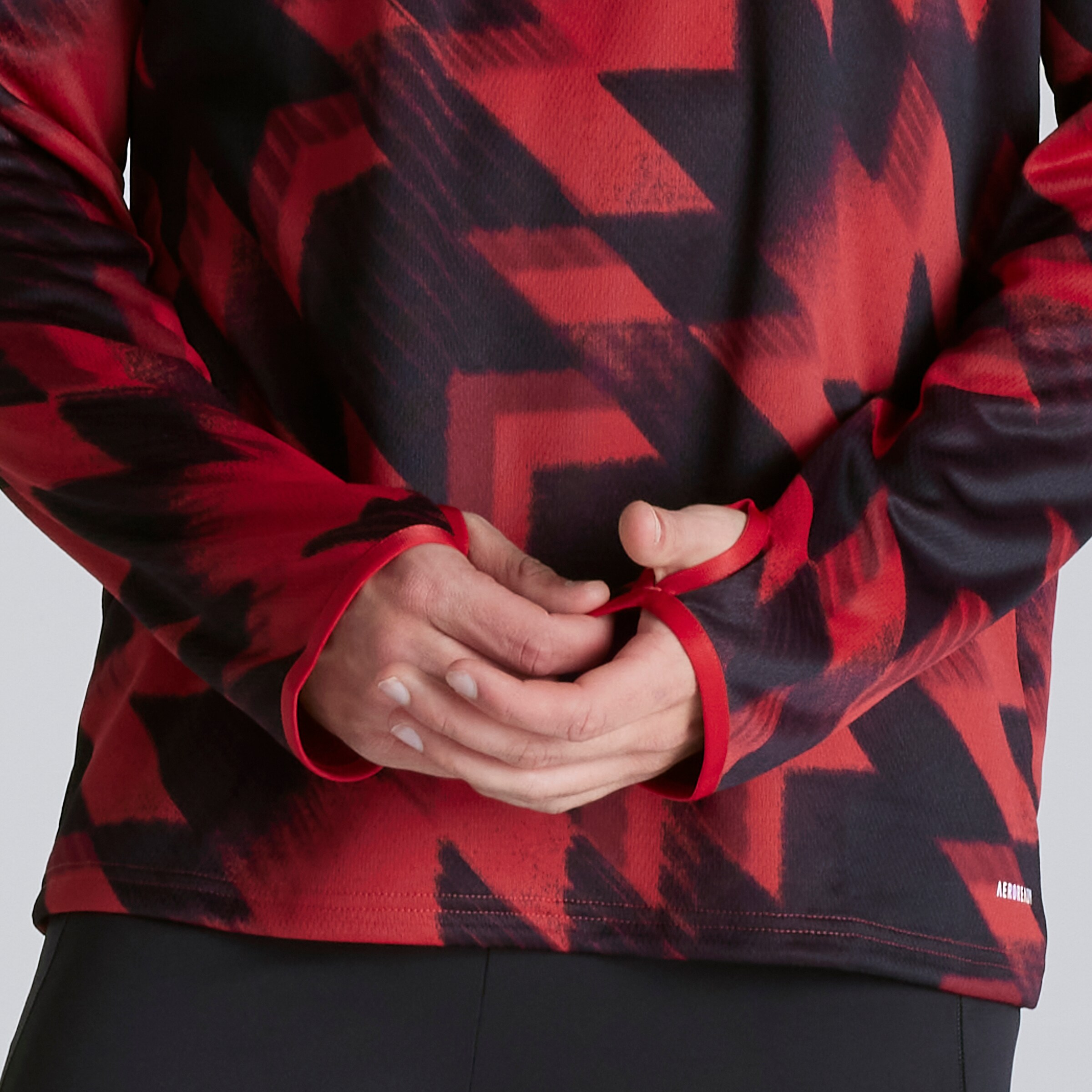 Manchester United 25/26 Pre-Match Warm Top Rouge Détail [4-5]