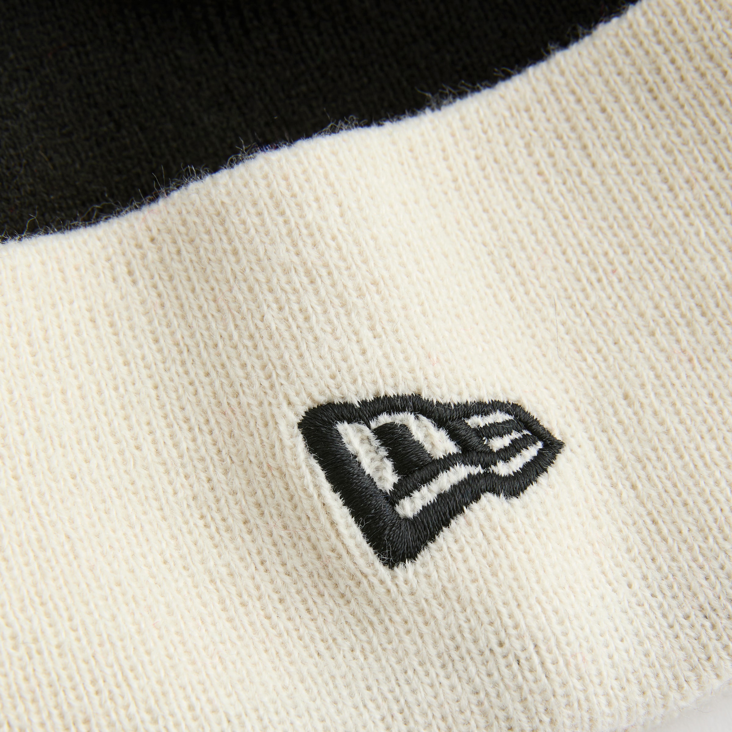 Manchester United x New Era Monogram Contrast Bobble Beanie Black Black Detail [4-4]