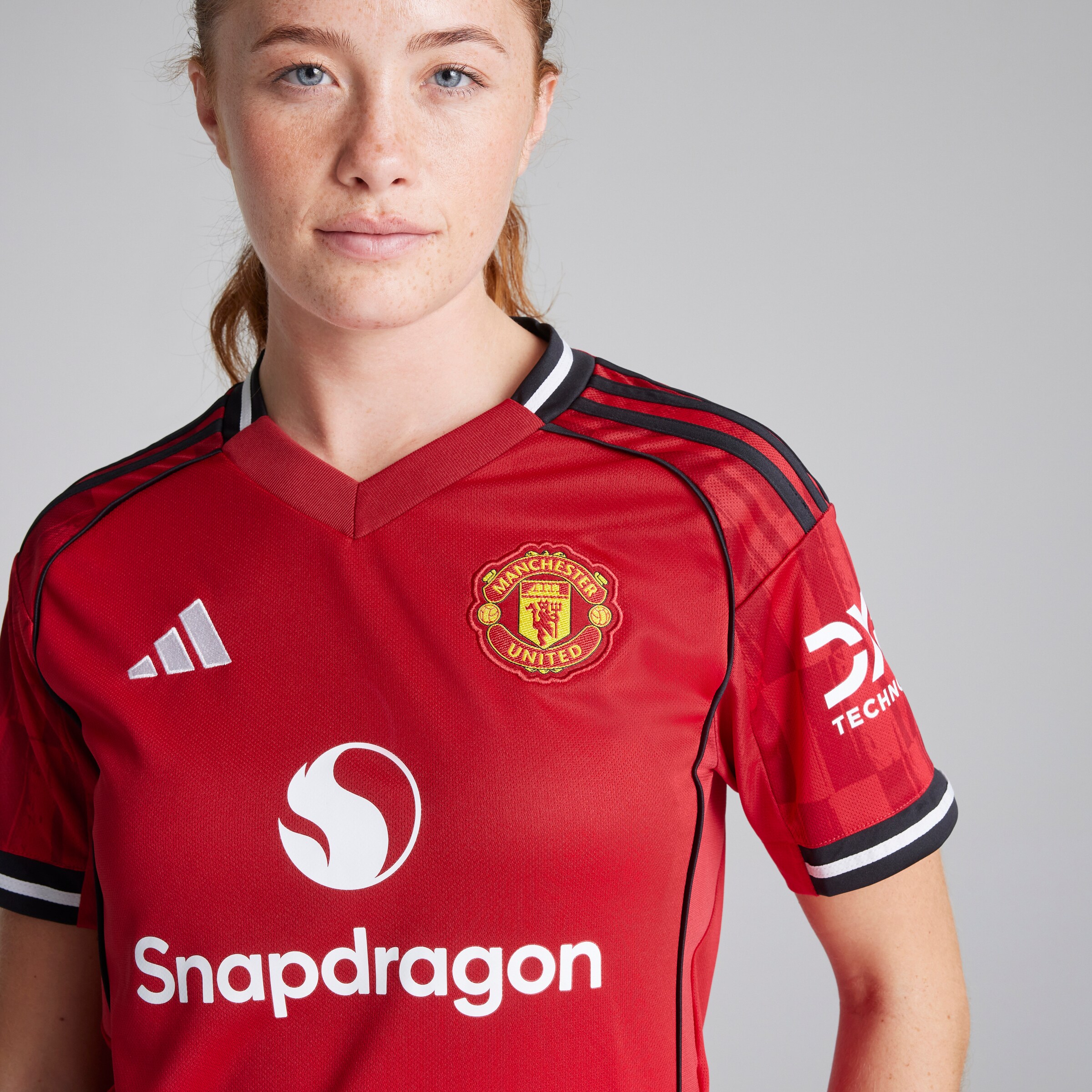 Manchester United Womens 25/26 Home Jersey Red Detail [4-5]