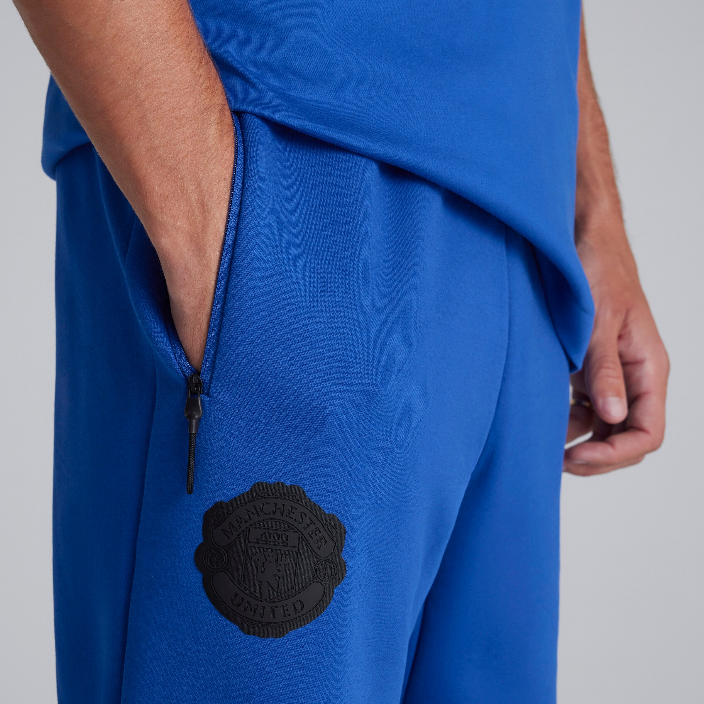 Manchester United x adidas Z.N.E. Tracksuit Bottoms Blue Blue Detail [4-6]