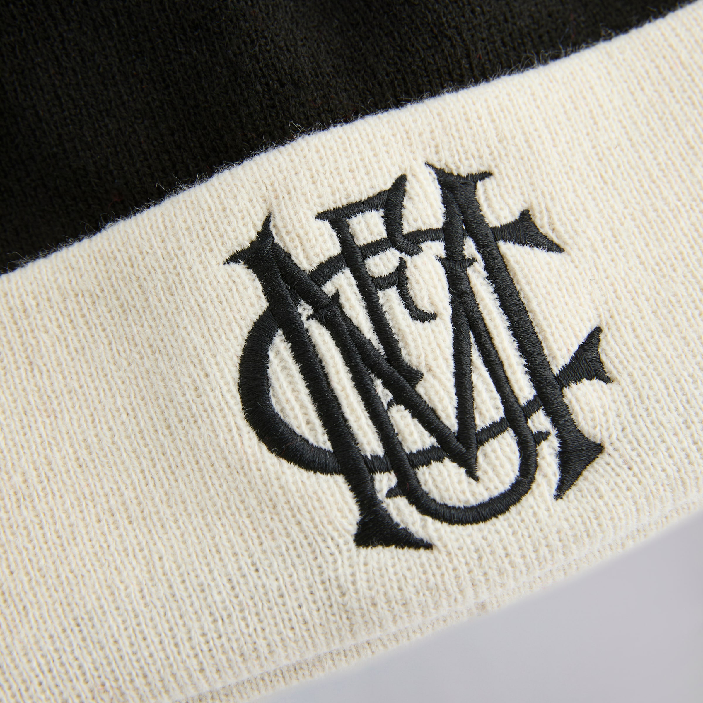Manchester United x New Era Monogram Contrast Bobble Beanie Black Black Detail [3-4]