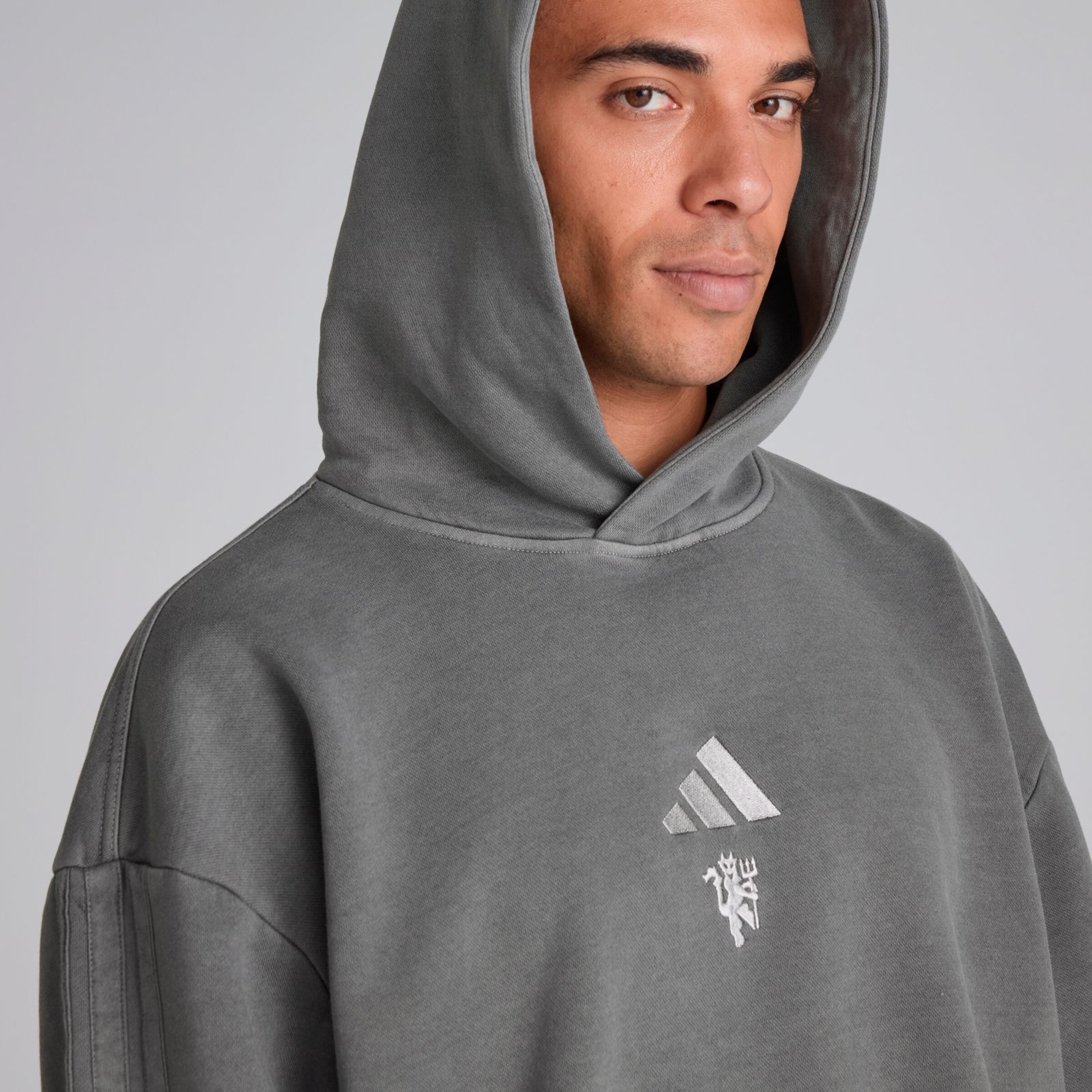 Manchester United x adidas ALL SZN Hoodie Washed Black Noir Détail [4-5]