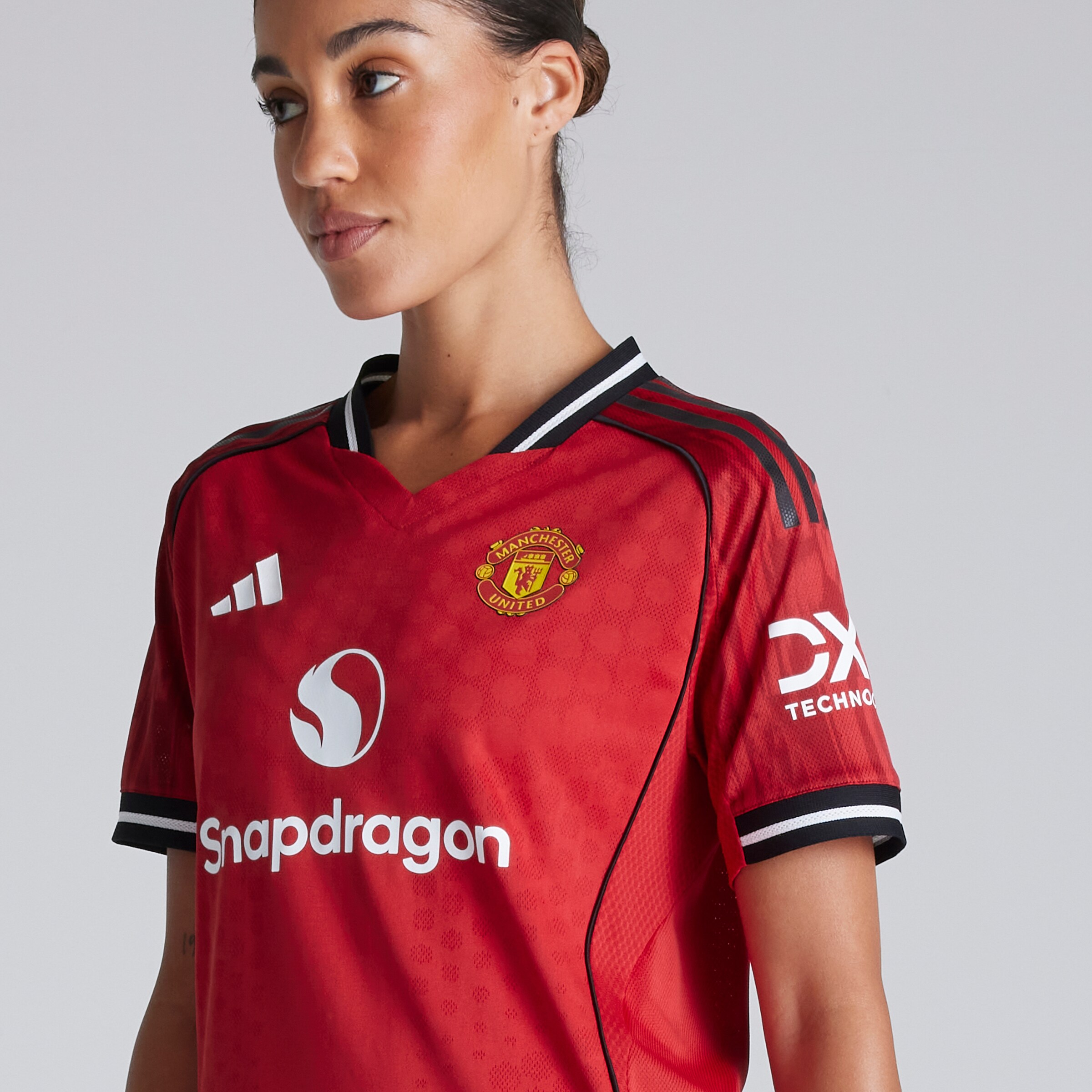 Manchester United Womens 25/26 Home Authentic Jersey Red Detail [4-6]
