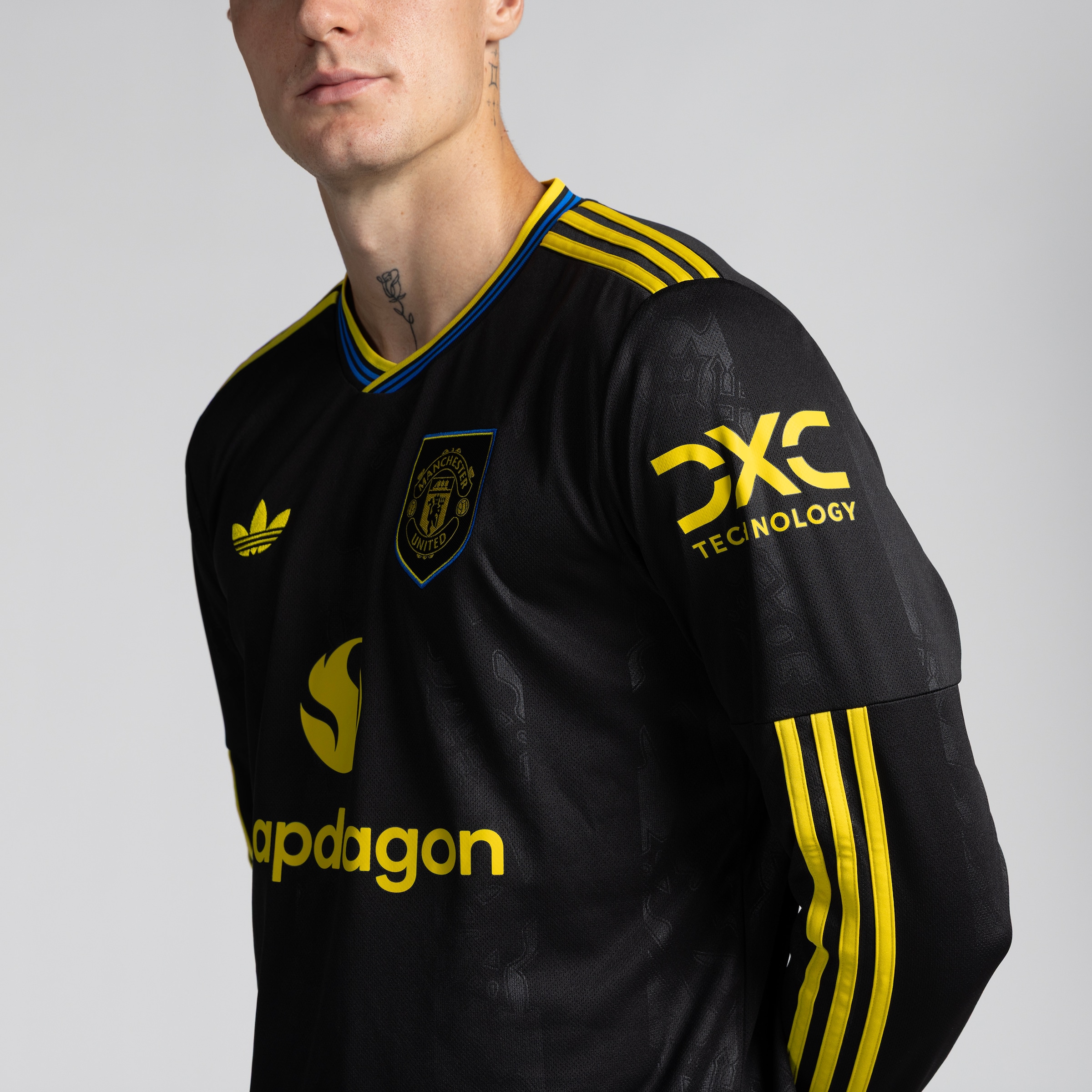 Manchester United 25/26 Long Sleeve Third Jersey Black Detail [4-5]