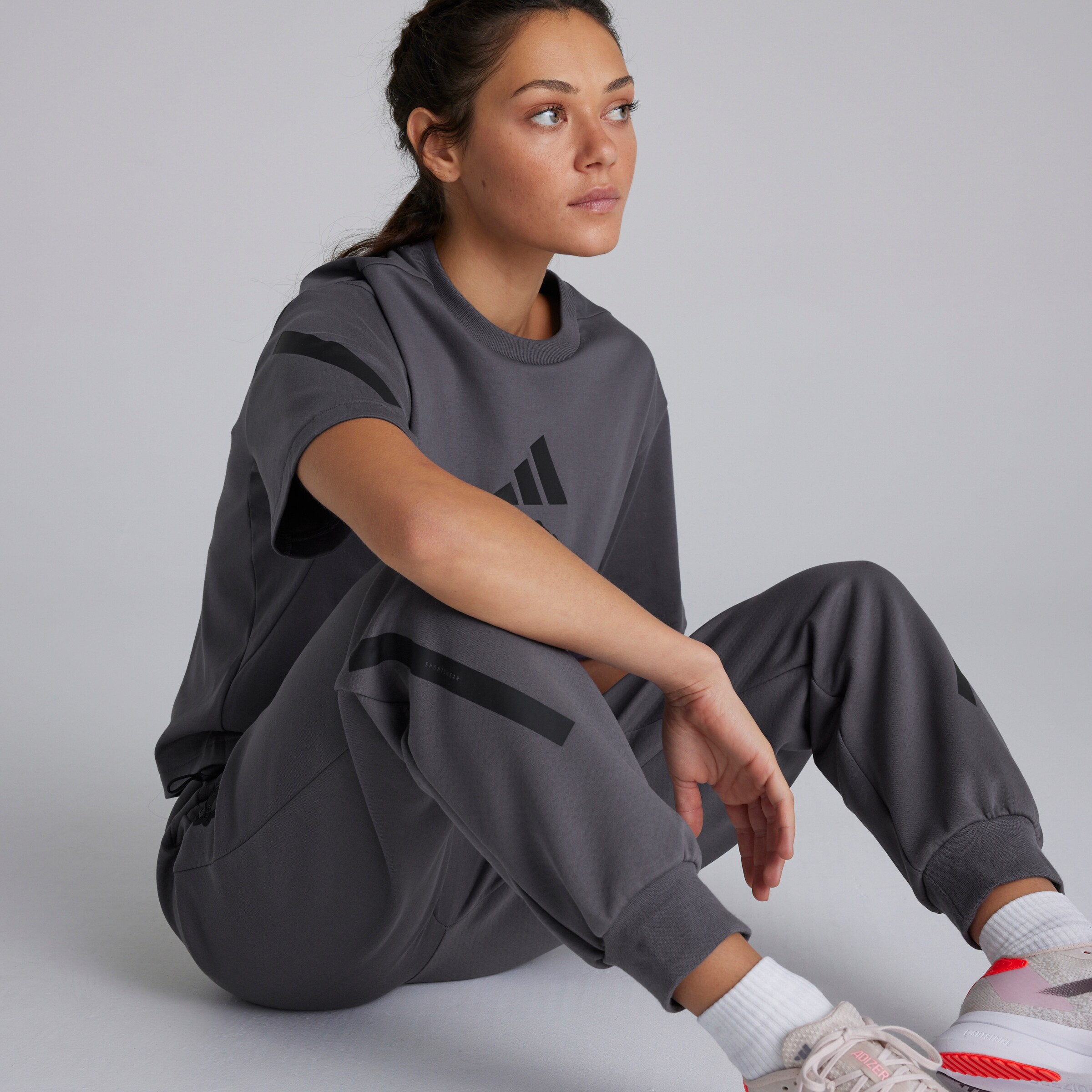 Manchester United x adidas Womens Z.N.E. Tracksuit Bottoms Grey Gris Détail [7-7]