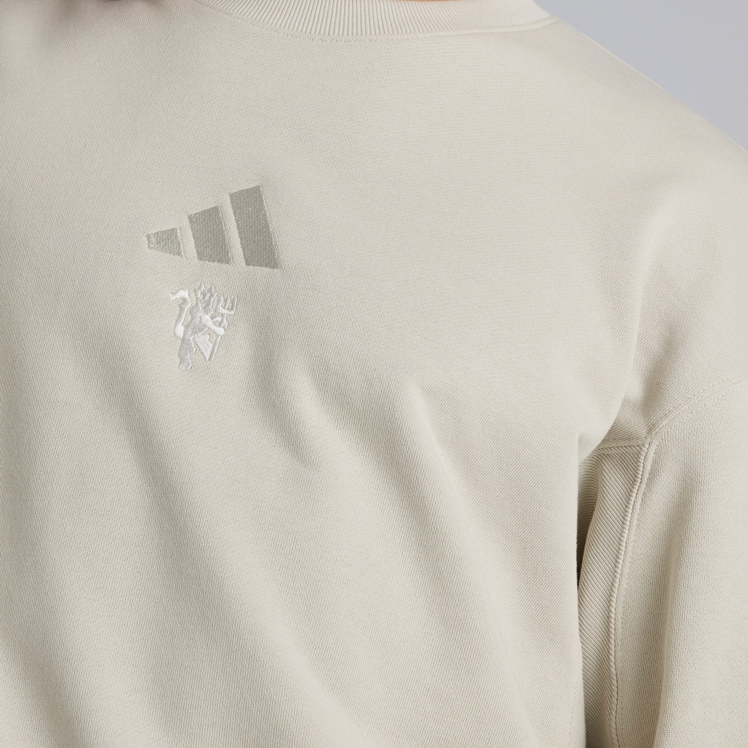 Manchester United x adidas ALL SZN Crew Sweatshirt Beige Beige Détail [4-5]